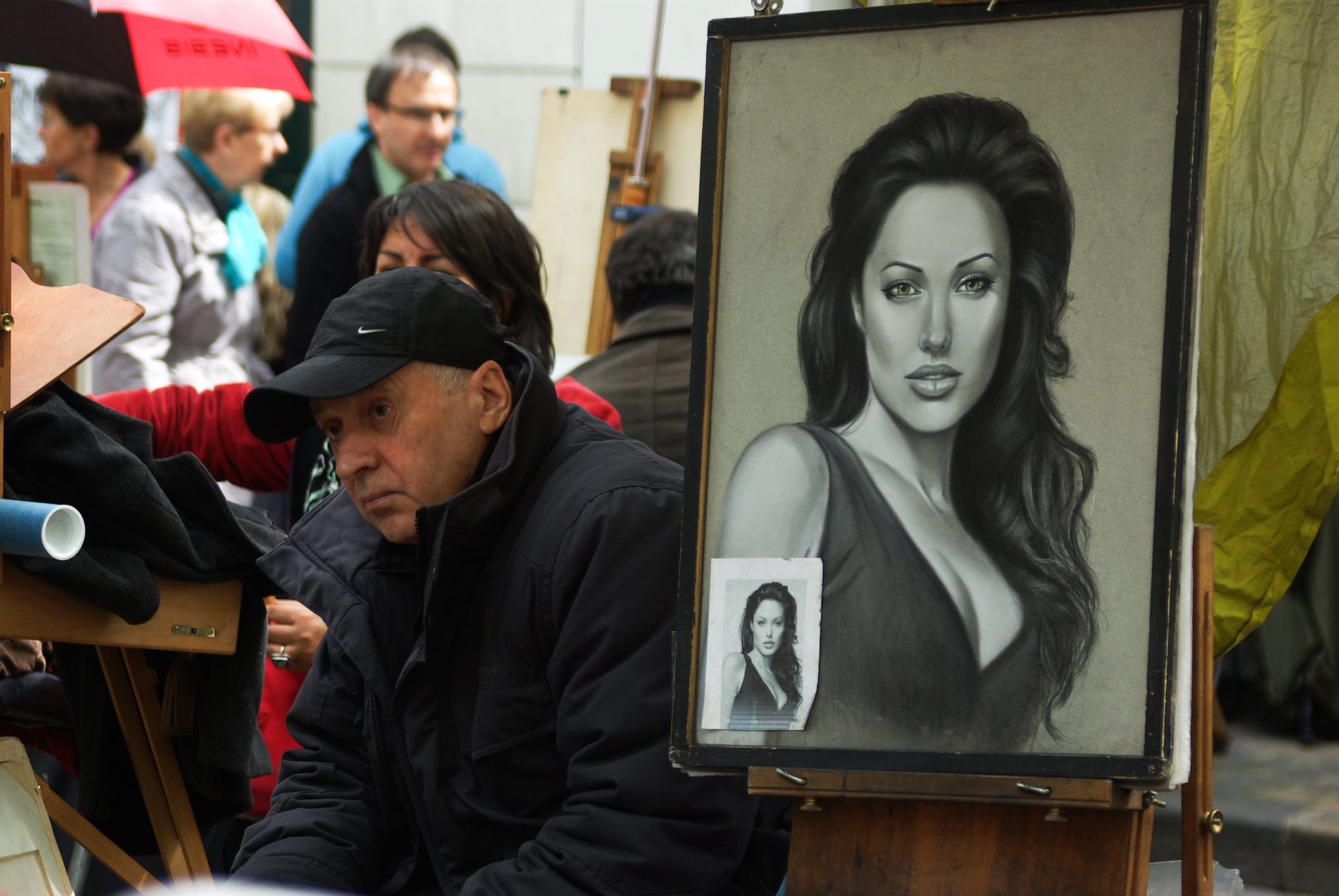 عاشت الجوع واختبأت في قبو مليء بالفئران.. قدوة آنجلينا جولي التي غيرت مقاييس الأنوثة