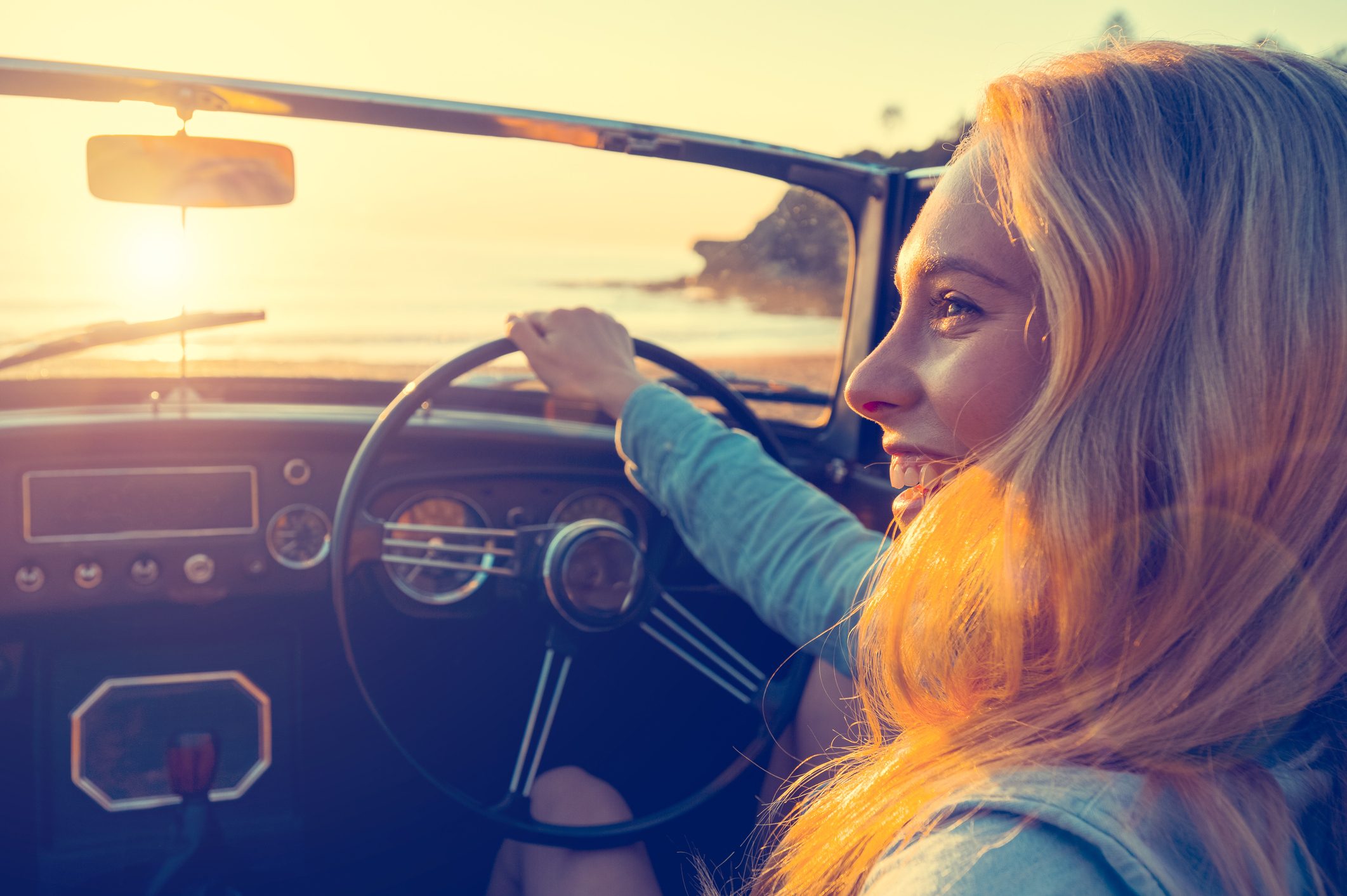 لهذه الأسباب.. النساء أفضل من الرجال في قيادة السيارات