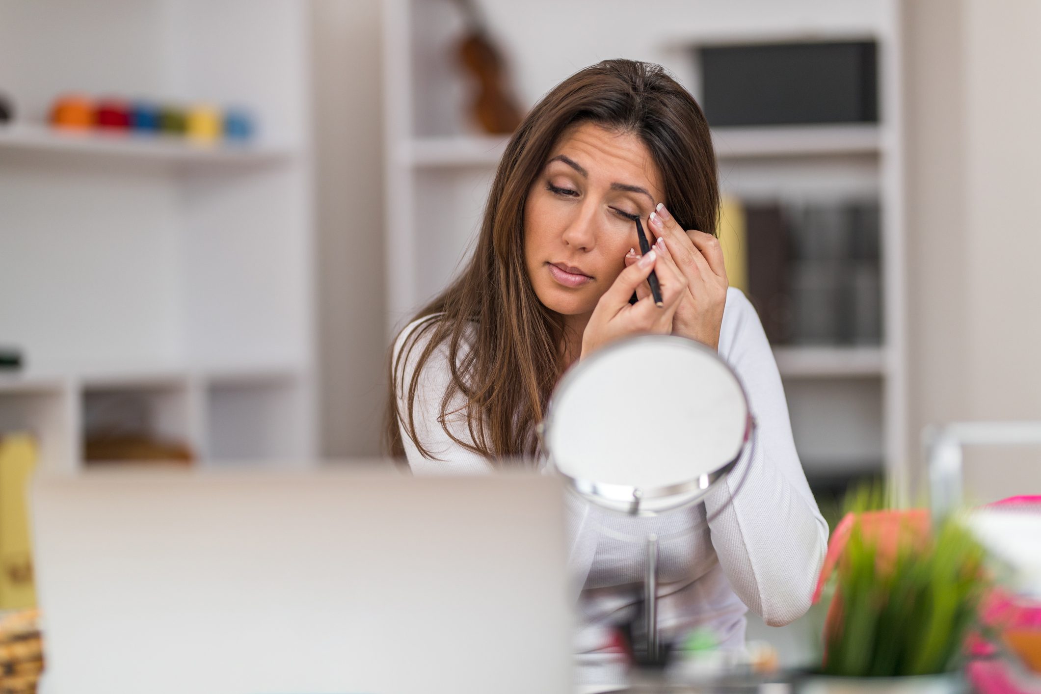 سئمتِ من عدم ضبط الـEyeliner؟ لا تقلقي.. لم ينسنا العالم من حلوله “العبقرية” لتضعيه كالمحترفات