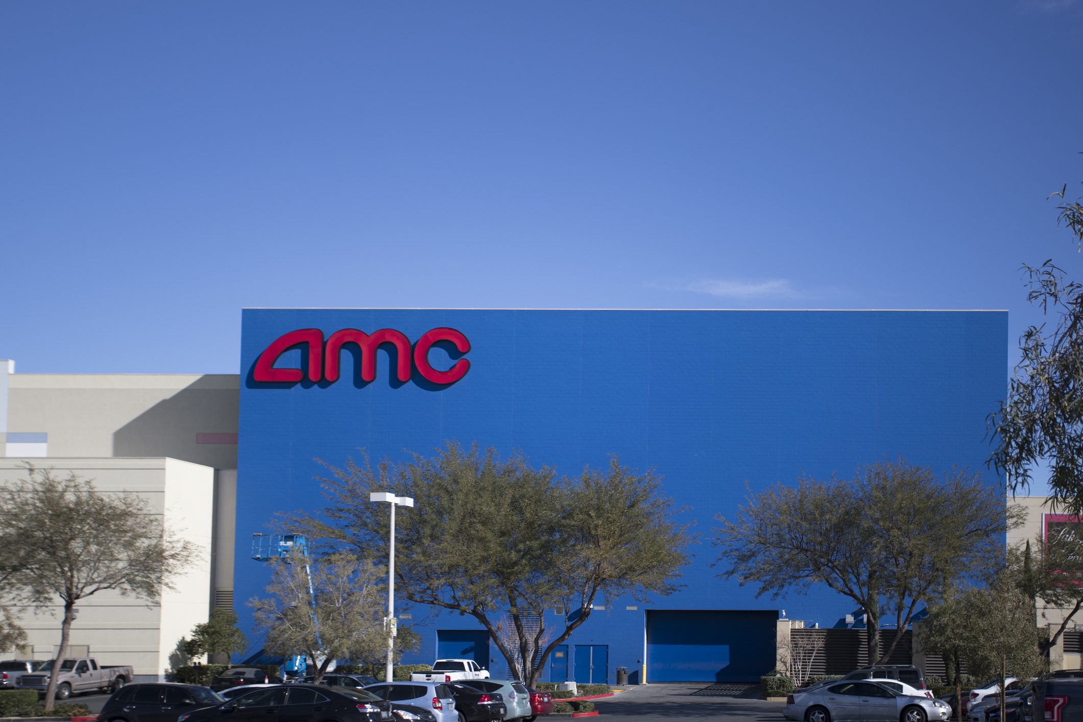 يتسابقون لاستقباله استقبال الفاتحين علّه ينقذ صناعة السينما.. هكذا تفرش هوليوود السجاد الأحمر لابن سلمان