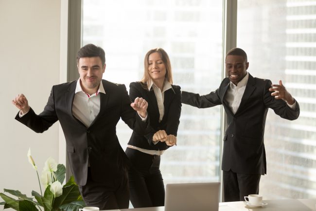 أنت وزملاؤك تقررون راتبك الشهري.. والإدارة توافق! ما رأيك بهذه الشركة؟