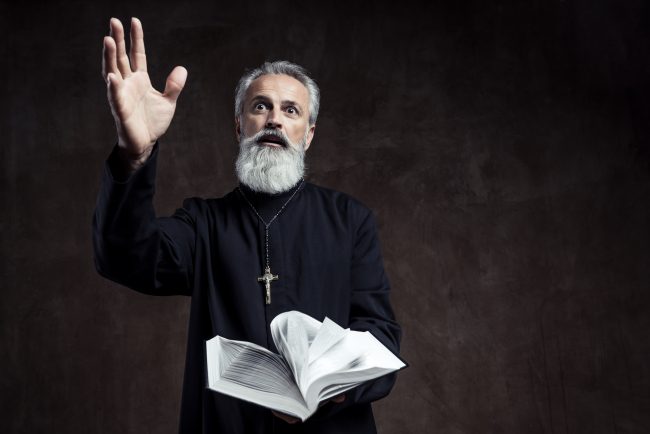 “اخرس يا إبليس”: دورةٌ تعليمية في روما لطرد الشياطين باستخدام الهاتف المحمول