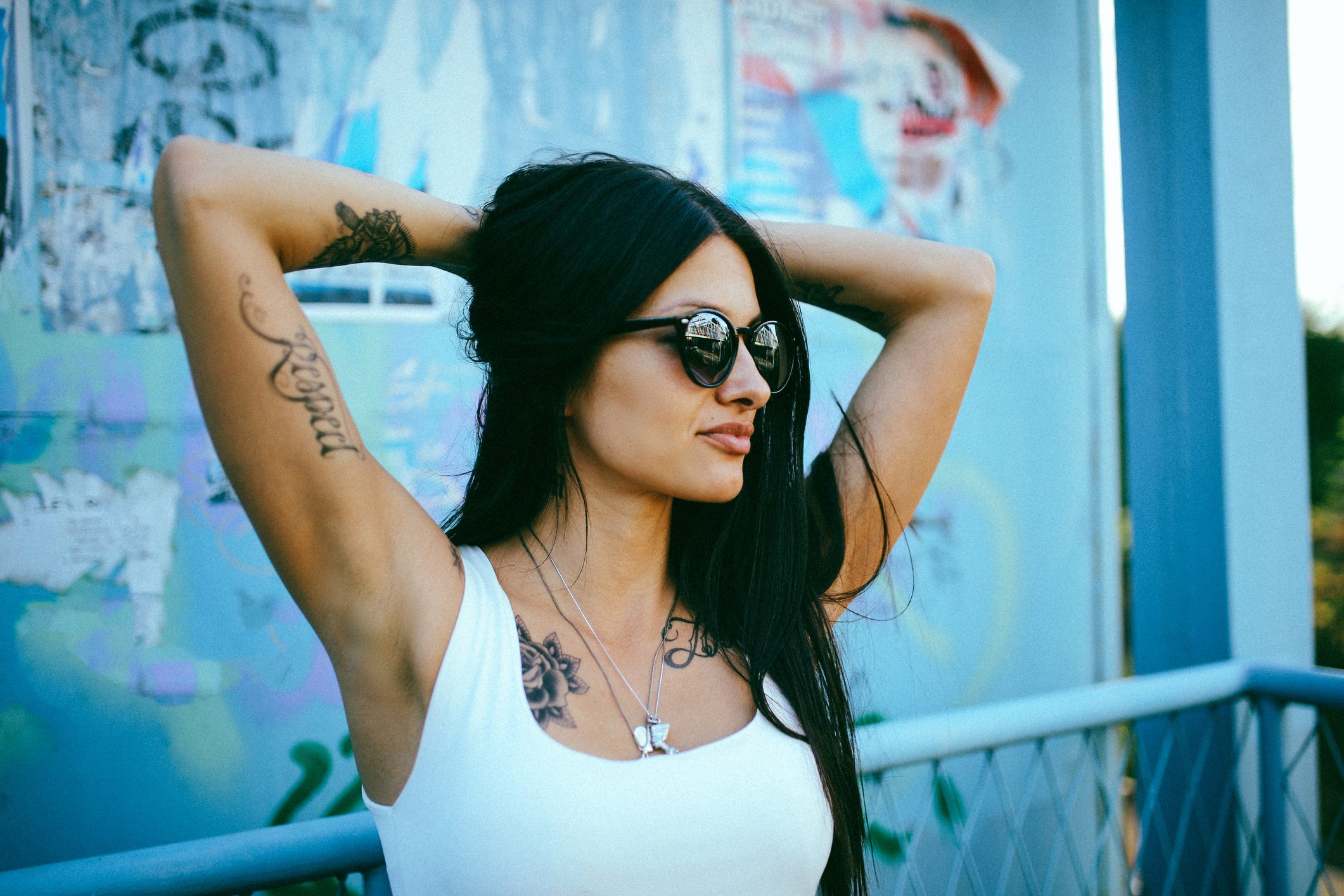 تطاردهم شرطة الأخلاق وتعاقبهم أشد العقوبات.. أين يحصل الشباب الإيراني على وشومهم رغم تحريمها؟