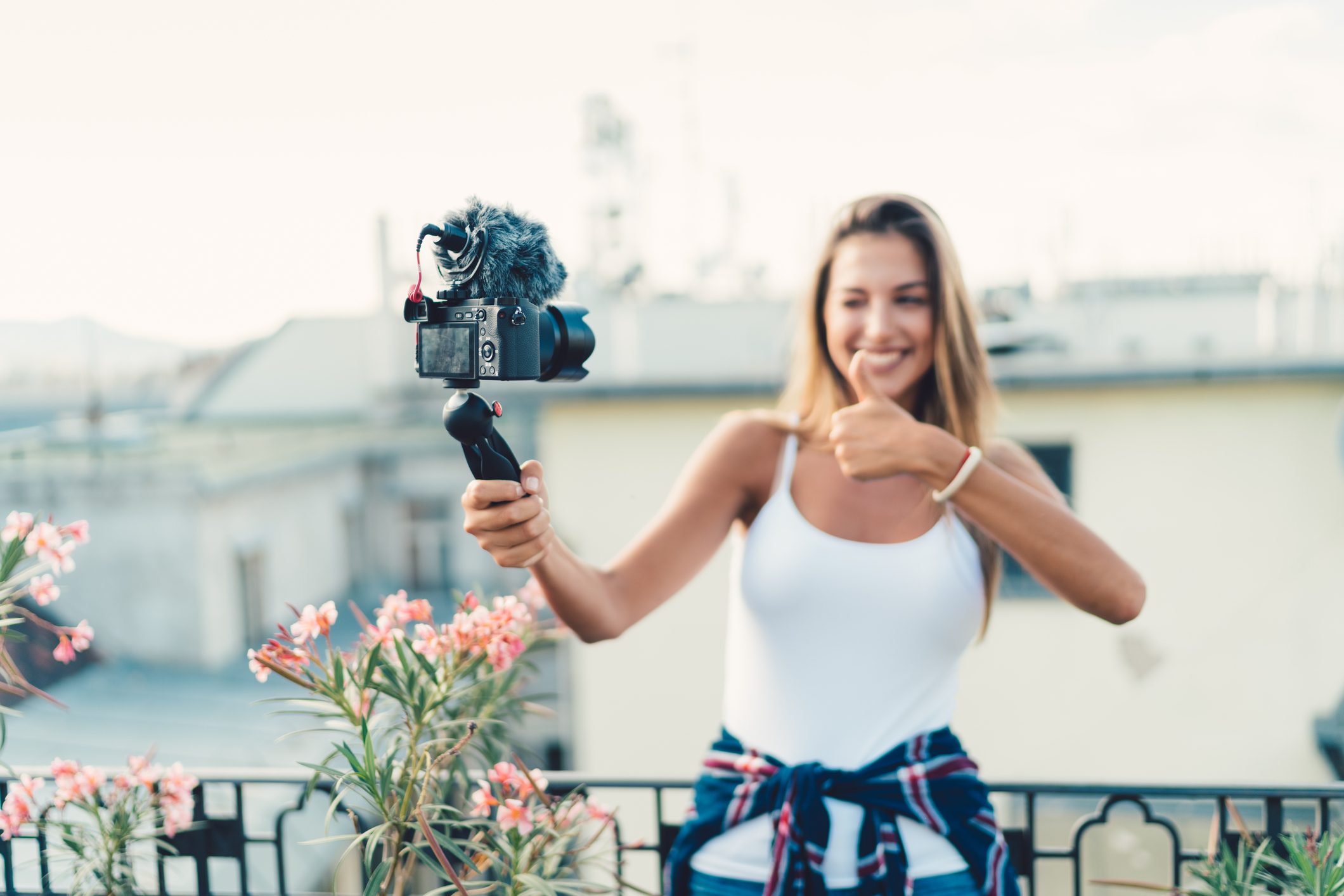 أعزائي مشاهير وسائل التواصل الاجتماعي.. اخفضوا صوت بَذَخِكم