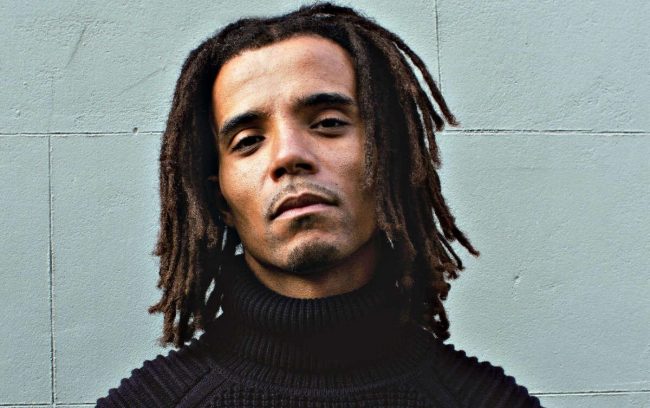 يتهم النخبة البريطانية بارتكاب المجازر وهو يرقص على أنغام الهيب هوب.. “أكالا” مغني الراب الفيلسوف