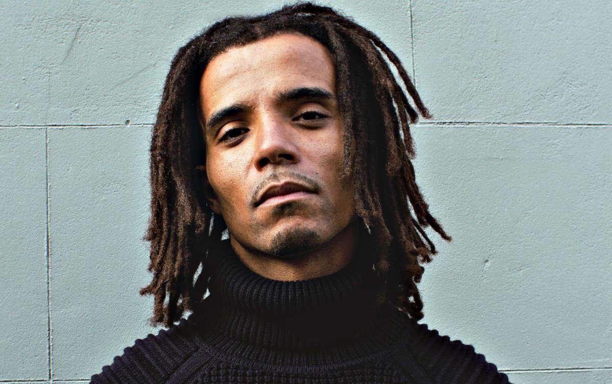 يتهم النخبة البريطانية بارتكاب المجازر وهو يرقص على أنغام الهيب هوب.. “أكالا” مغني الراب الفيلسوف