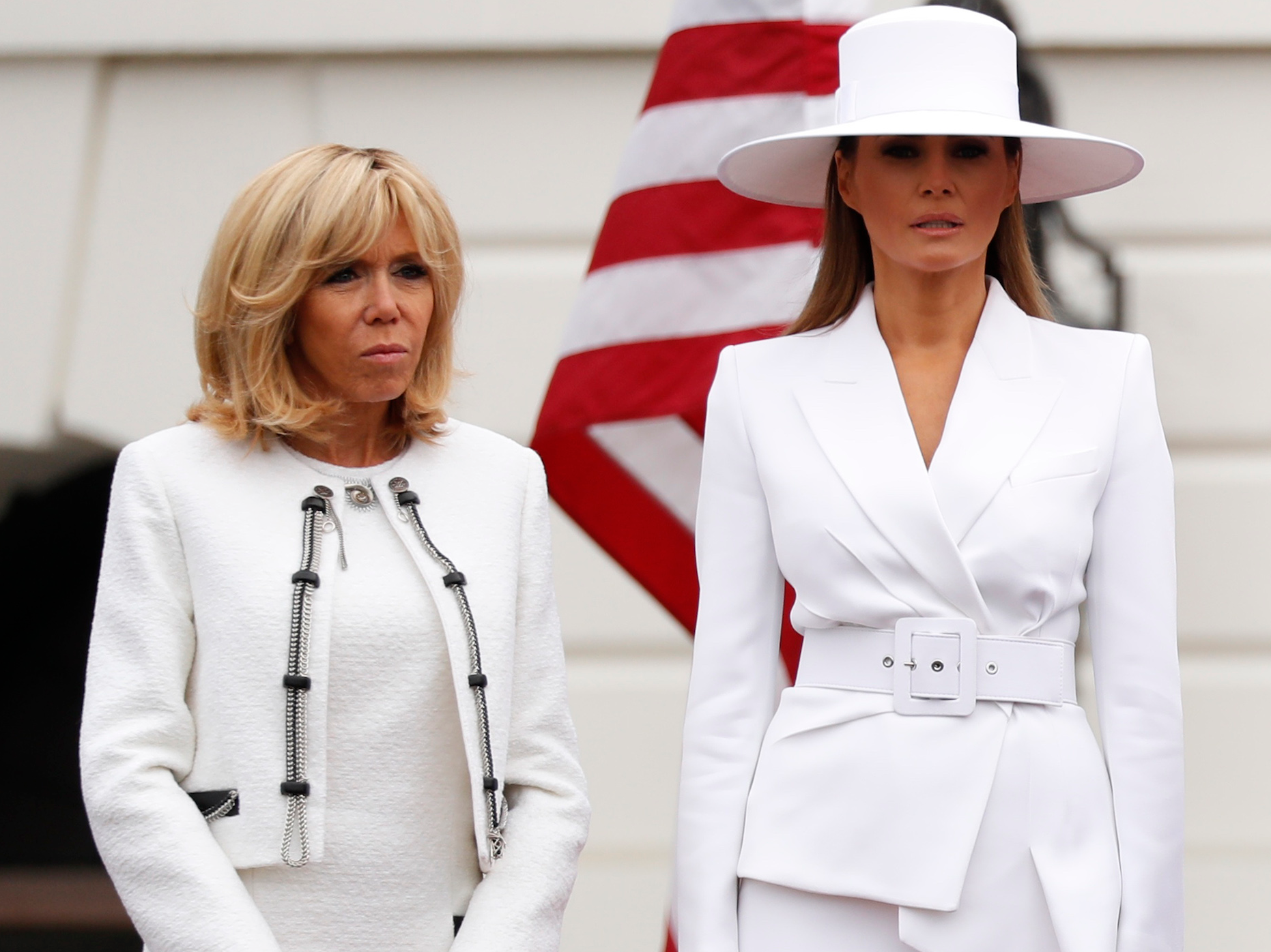 لا تلوموا ميلانيا على تجهمها.. زوجة ماكرون التقت بها وكشفت جزءاً من الحقيقة: لا يمكنها حتى فتح نافذة بالبيت الأبيض