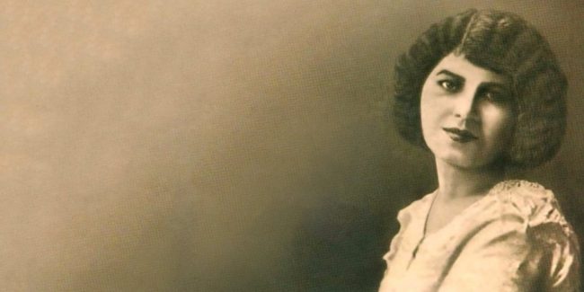 أحمر شفاه.. وقلادة.. وقلم