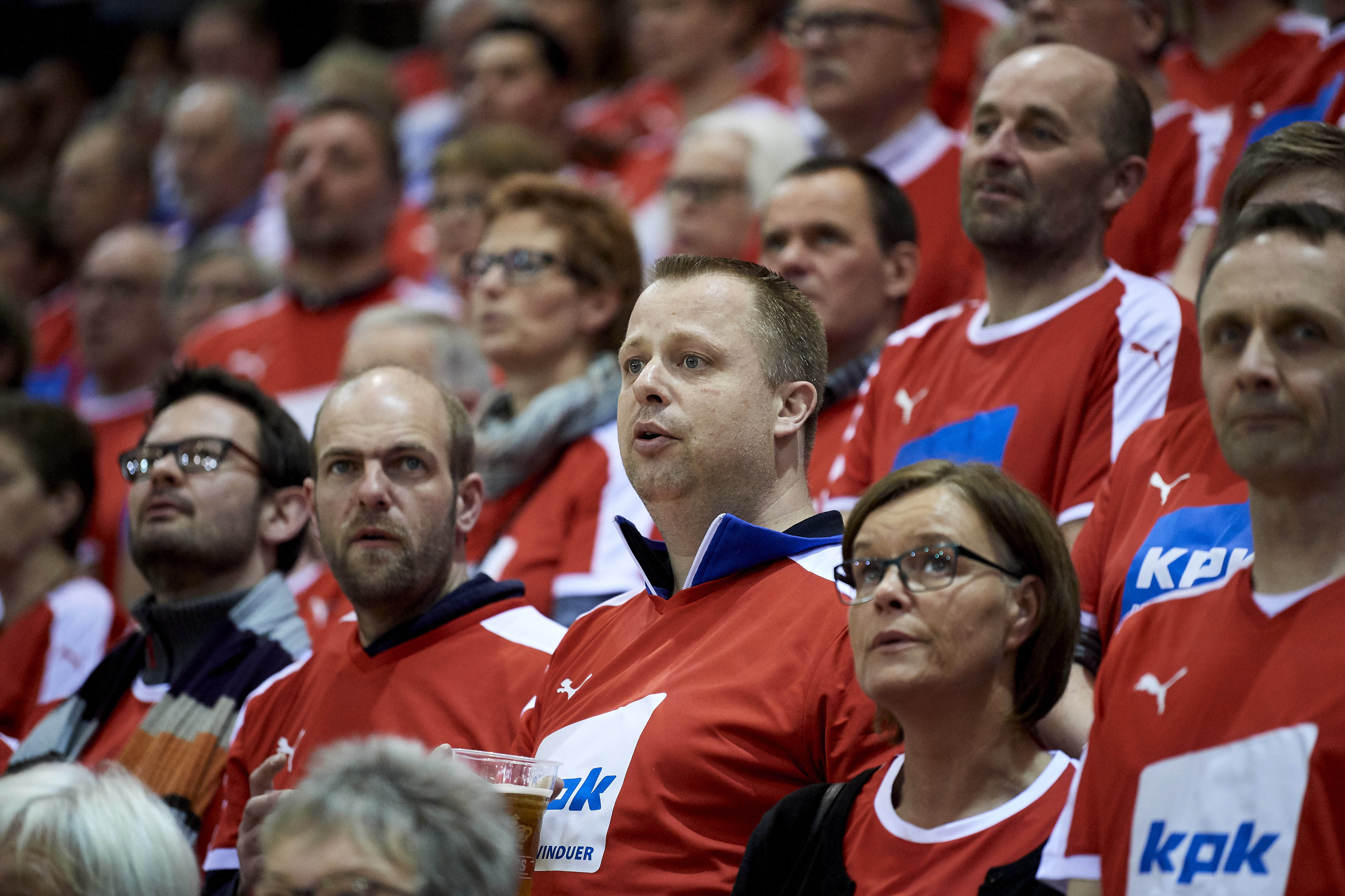 التشيكيون يطالبون بتغيير نشيدهم المكوّن من بيتٍ شعريٍ يتيم!! 10 حقائق مثيرة عن الأناشيد الوطنية