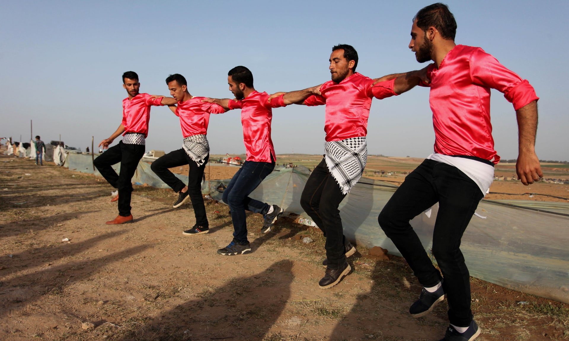 المقاومة بالدبكة! المُتظاهرون في غزة: حان وقت التحرك السلمي