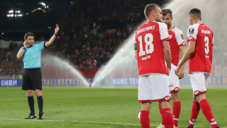 حدث في ألمانيا.. حَكم الفيديو يعيد اللاعبين من غرف الملابس لتنفيذ ركلة جزاء!