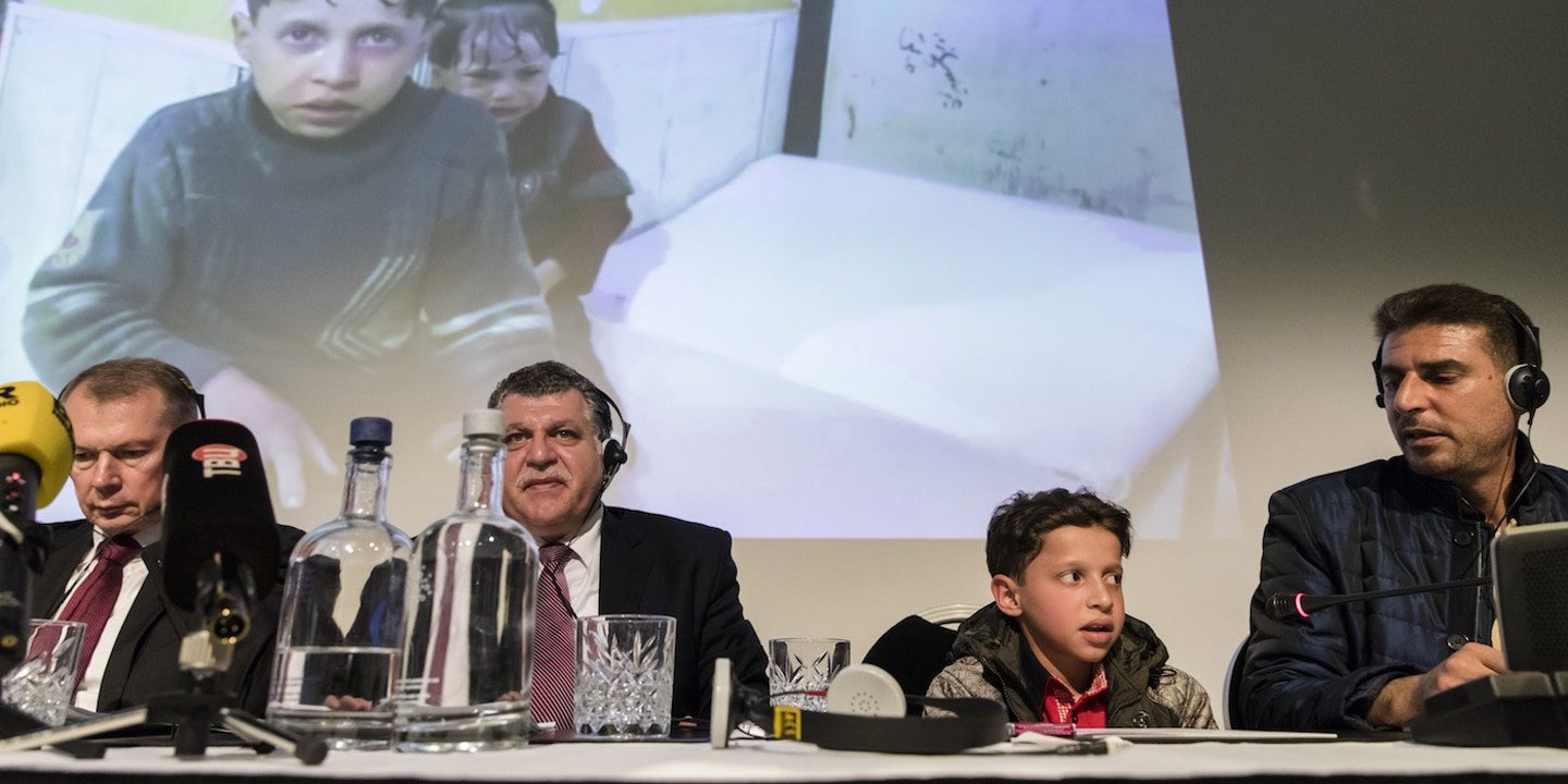 روسيا تستعين بطفل كشاهد إثبات وحيد على “فبركة” الخوذ البيضاء لفيديوهات كيماوي دوما.. فلماذا كل هذا العداء لعمال الإغاثة السوريين؟