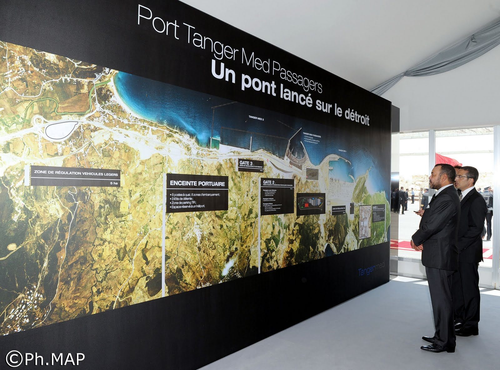 موانئ عملاقة ومشاريع كبرى.. خطة محمد السادس الاقتصادية لتجنيب المغرب رياح الثورات السياسية