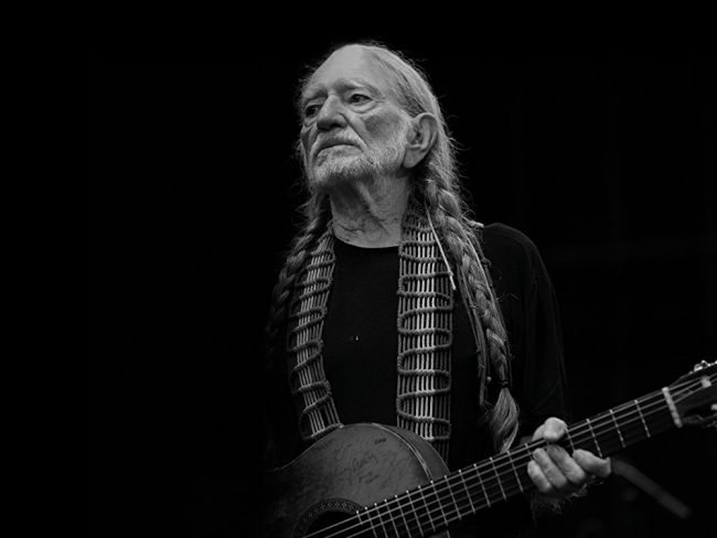 قائمة الأغاني لهذا الأسبوع: ويلي نيلسون ينعى رفاقه، وأداء رائع لطفل صغير و9 أغان أخرى