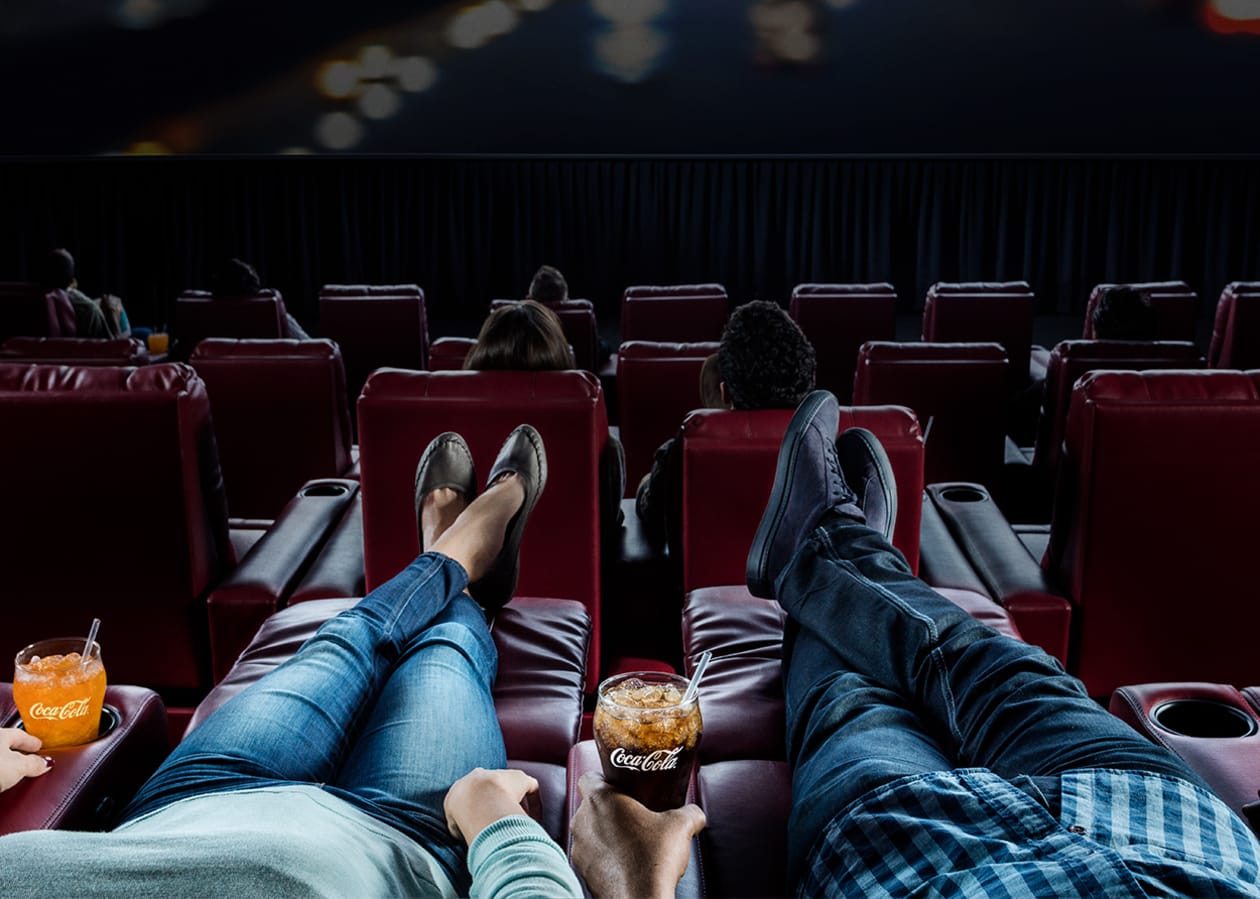 سيحضر السعوديون أفلامهم وهم مستلقون.. جولة داخل قاعات سينما “AMC” في أمريكا وأوروبا