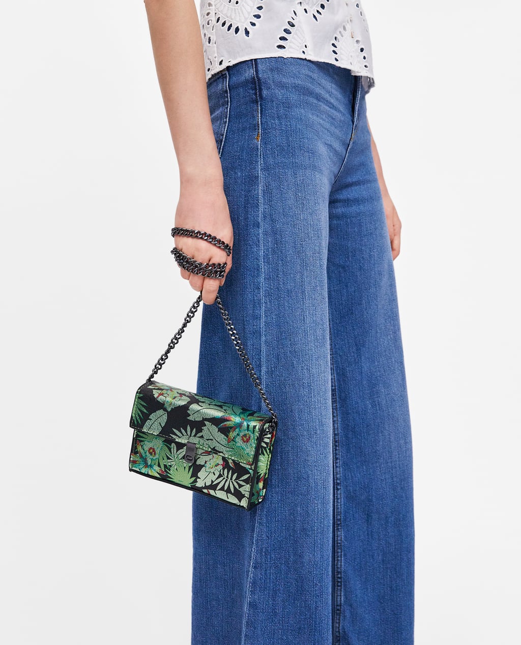 ما ارتديته هذا الأسبوع: حقائب اليد الصغيرة الملونة!