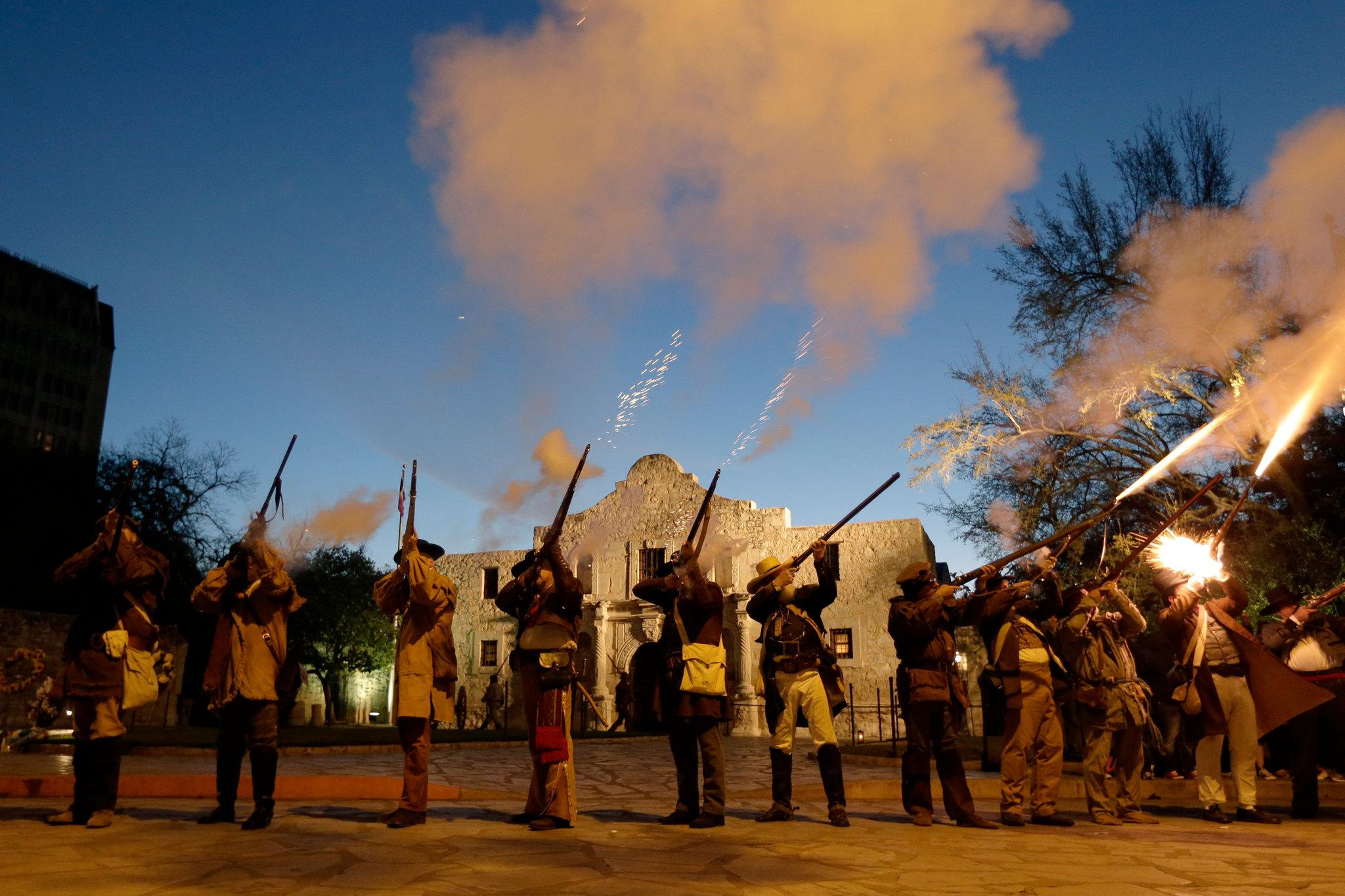 أبو الهول ينظر إلى “بيتزا هت” وموناليزا تشكو كاميرات الأيفون.. هذه عجائب الدنيا ولكن من زوايا مختلفة