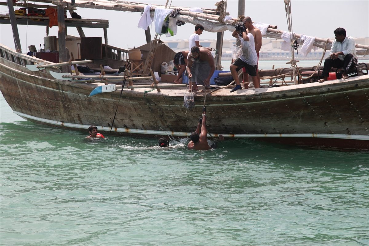 البحث عن الثراء في أعماق البحار.. أحفاد الخليجيين القدامى يُحيون مهنة أجدادهم الأولى