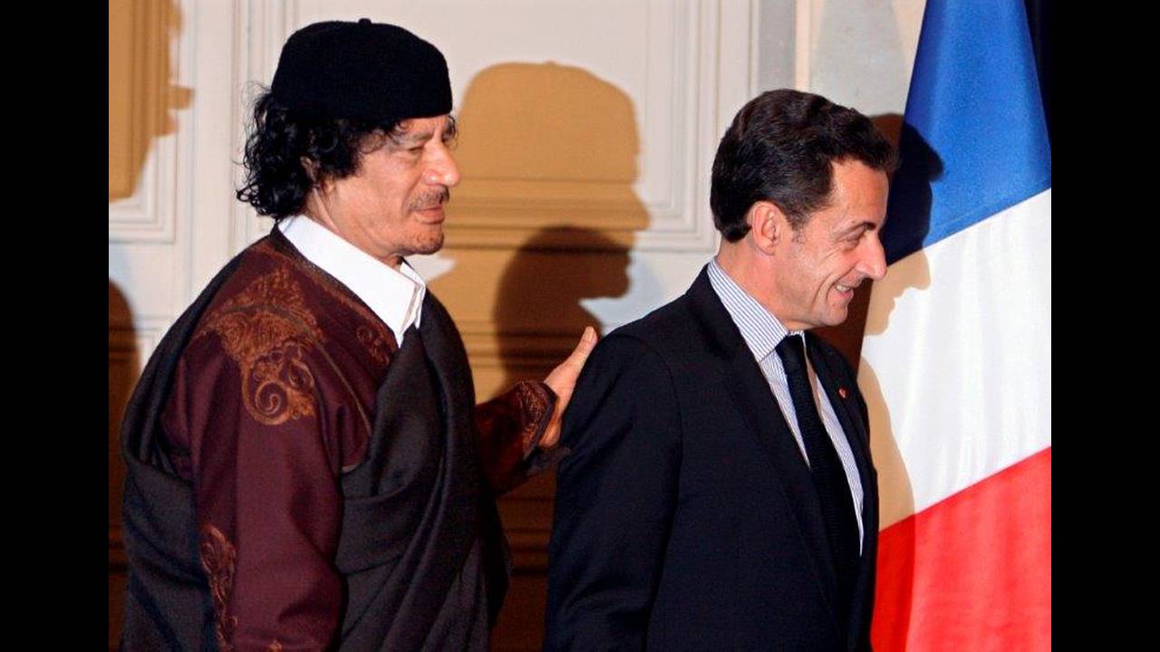 الرجل الغامض في مكتب القذافي يخرج عن صمته ويورّط ساركوزي.. هكذا صُرفت ملايين الدولارات من أموال الليبيين