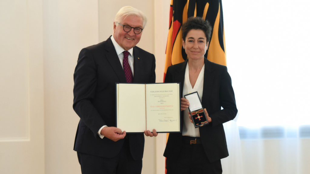 مذيعة من أصل عربي كرَّمها الرئيس الألماني بوسام الاستحقاق.. كان لها قصة مميزة لفتت الأنظار