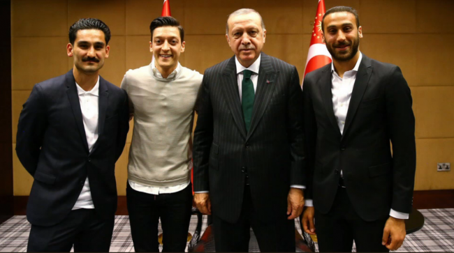 التقطا صوراً مع أردوغان، فقامت ألمانيا ولم تقعد.. ردود فعل غاضبة تجاه أوزيل وغوندوغان