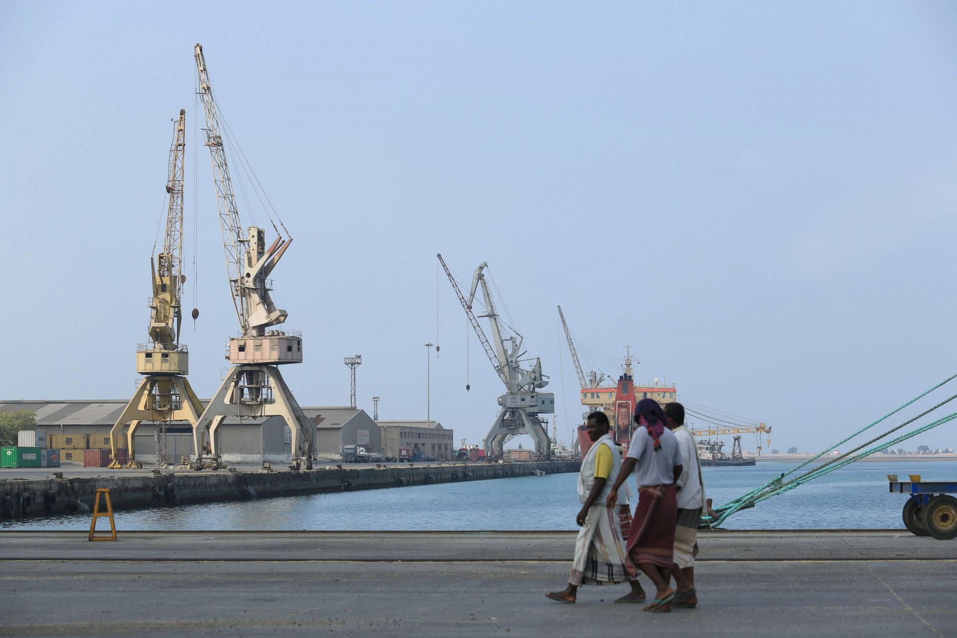 المواجهة تقترب من الميناء، لكن ما سينتج عن تدميره سيكون كارثة على اليمنيين.. فما الذي أشعل معركة الحديدة الآن؟