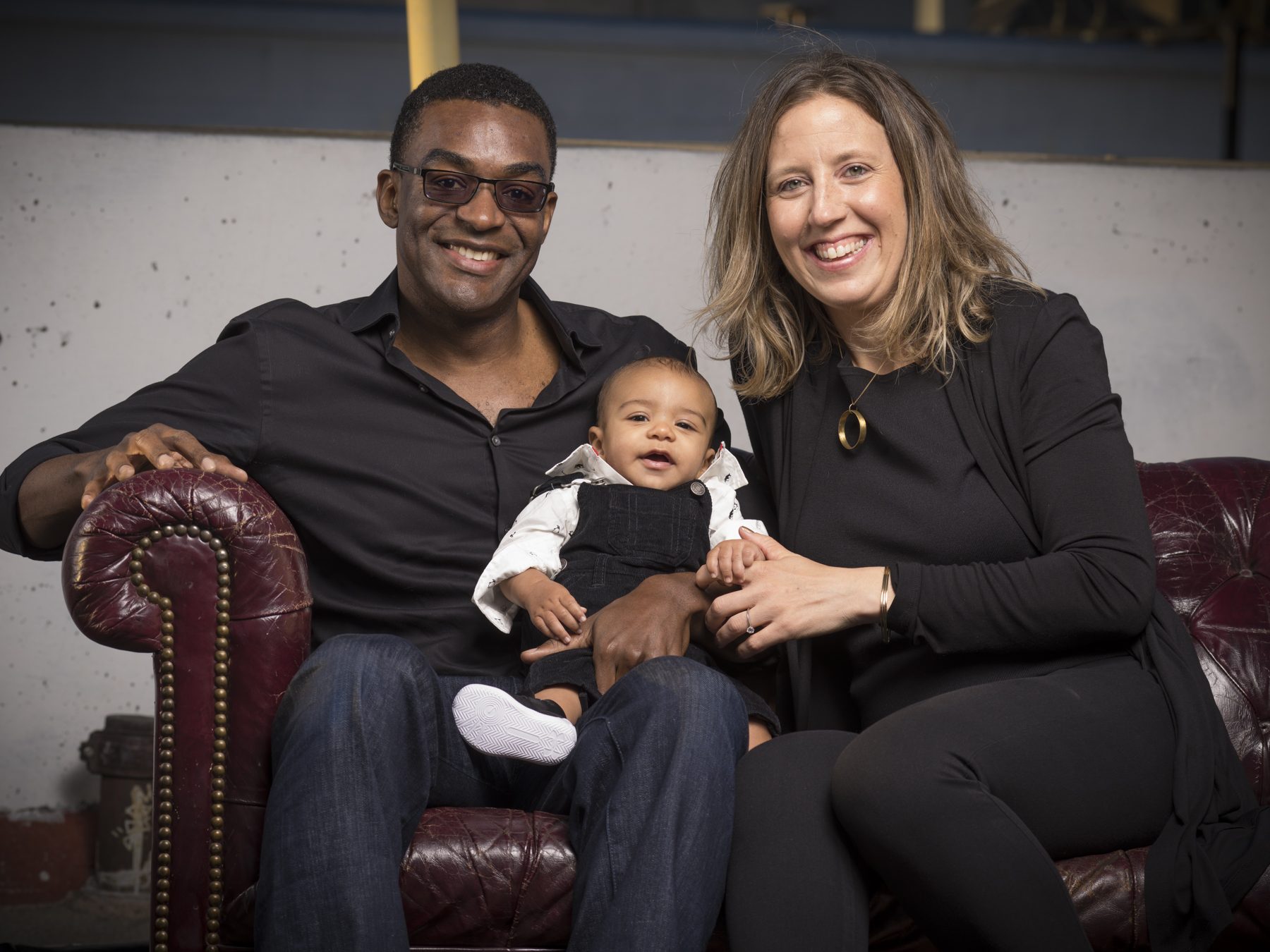 لم تصدق أنه ابنها، فمنعتها من السفر معه.. هذا ما حدث مع هذه العائلة على متن شركة طيران أميركية