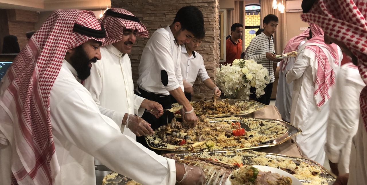 صقر على يمينك وحديقة ضخمة على يسارك ورقصات شعبية أمامك.. سعودي يفتتح أول مطعم عربي في آسيا الوسطى