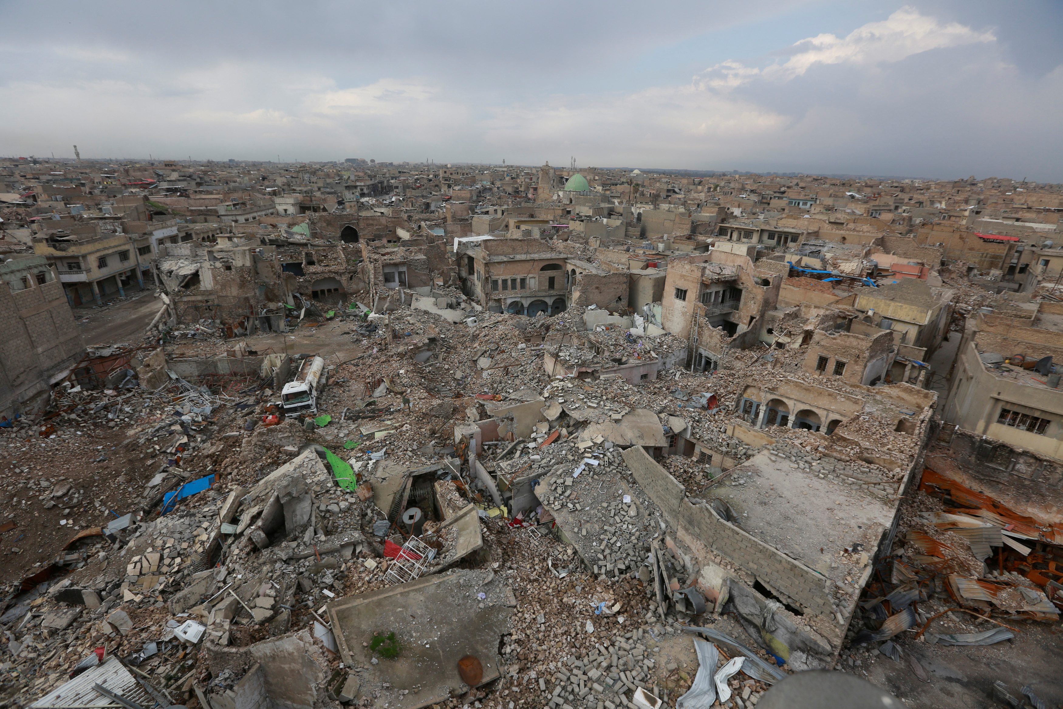 وهم يجمعون القمامة في الموصل وجدوا رفات الموتى.. كيف يميز عمال جمع النفايات بين الدواعش وغيرهم؟