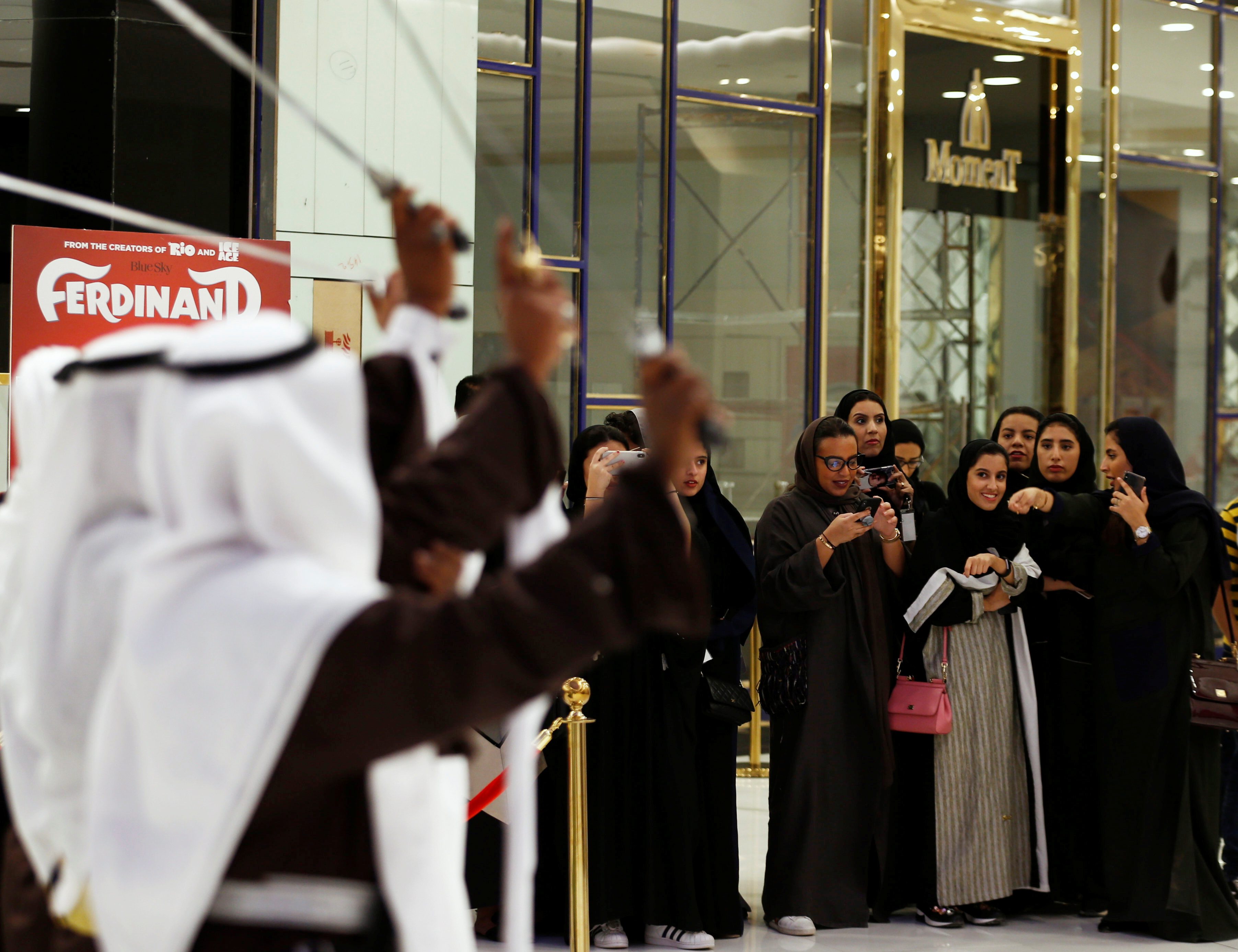 استفزك مشهد التحرش في السعودية ذات يوم.. حسناً، هذه الصورة قد تختفي تماماً من الآن فعقوبتها 3 ملايين ريال و15عاماً سجناً