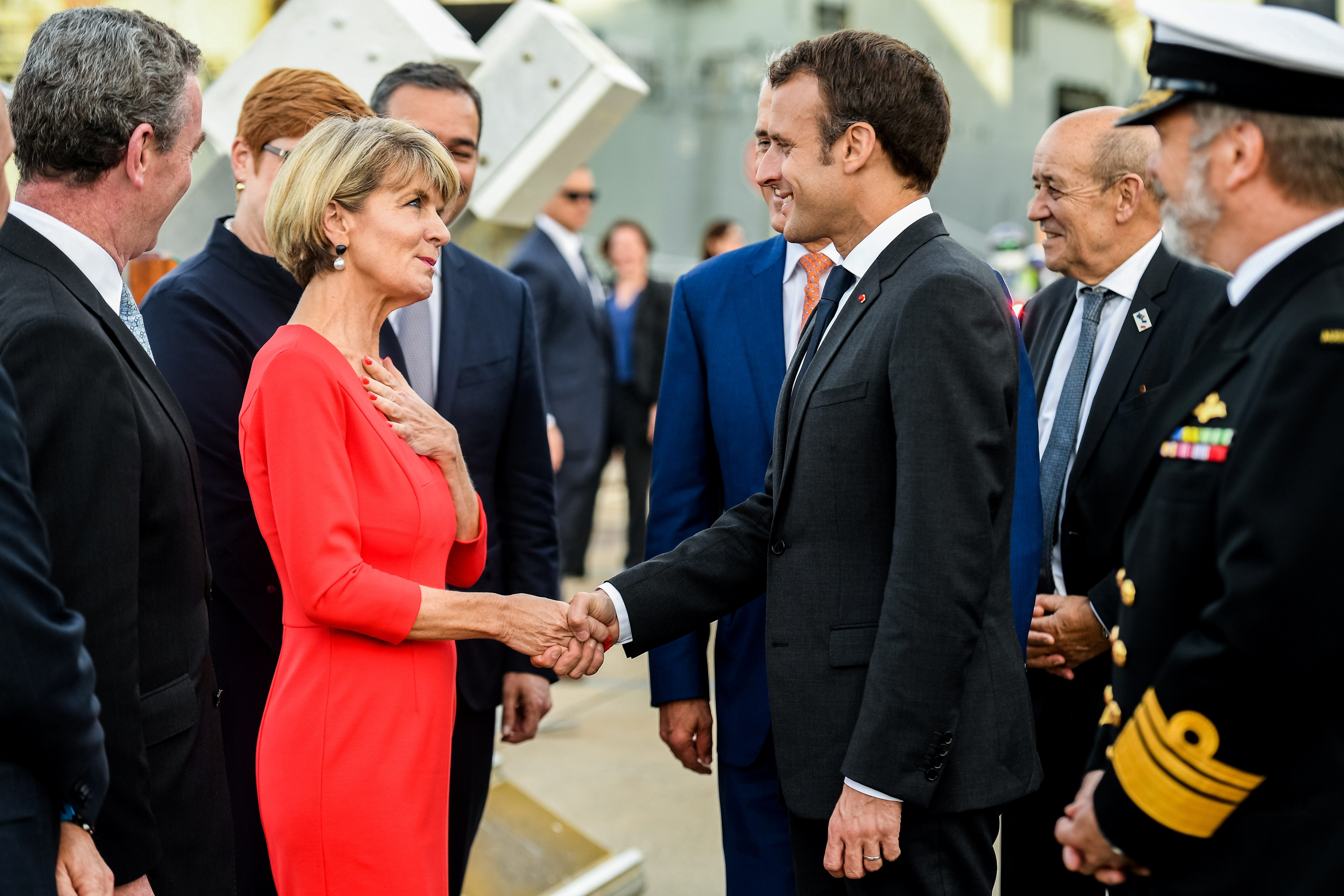 اللغة تخون الرئيس الفرنسي.. أراد التحدث بالإنكليزية فوصف زوجة رئيس وزراء أستراليا بـ”اللذيذة”!