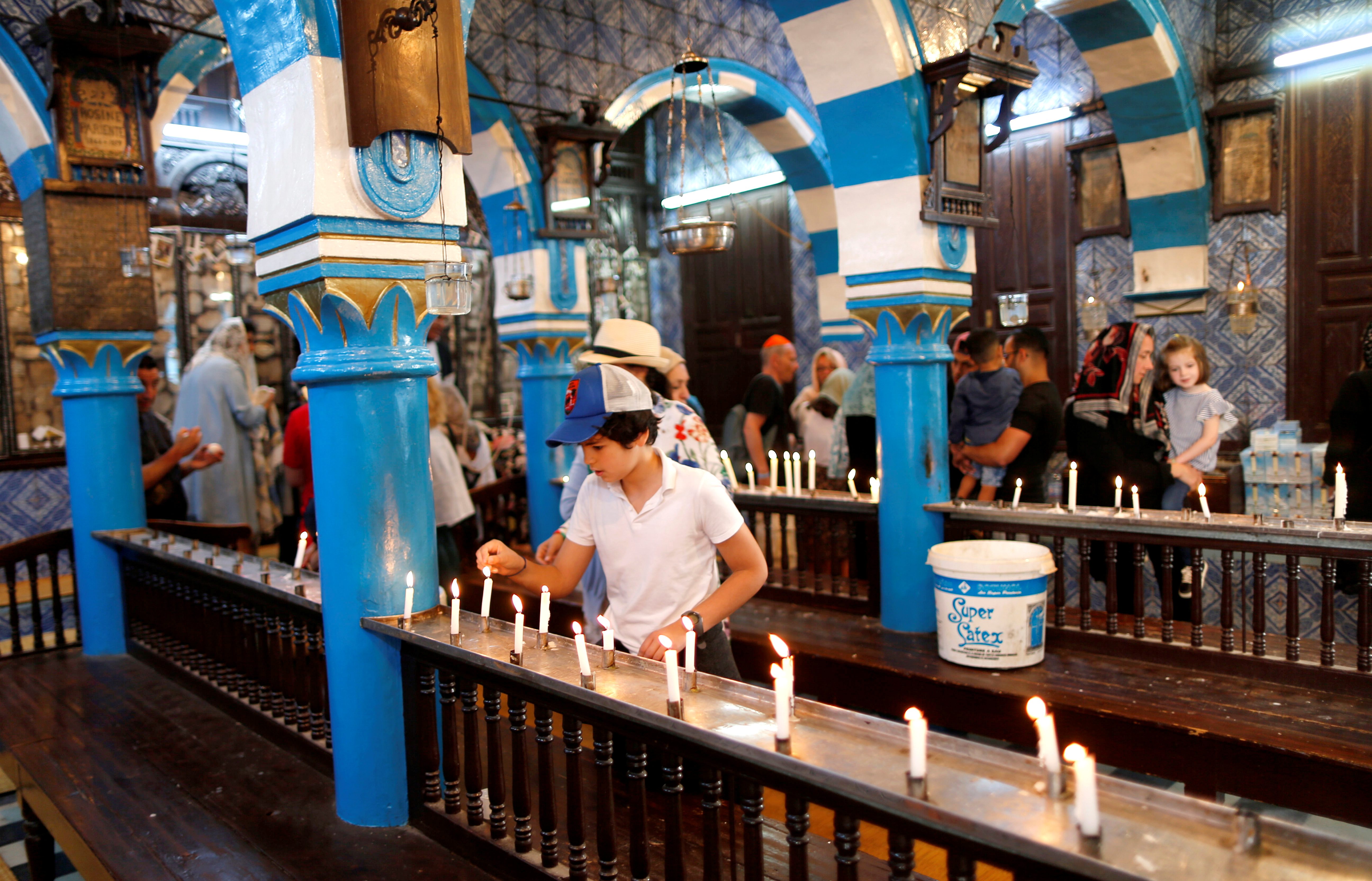 طقوس شعبية ودينية لليهود السفارديم في جربة التونسية، حيث يكتبون الأمنيات على البيض.. وتتزين النساء انتظاراً للزواج