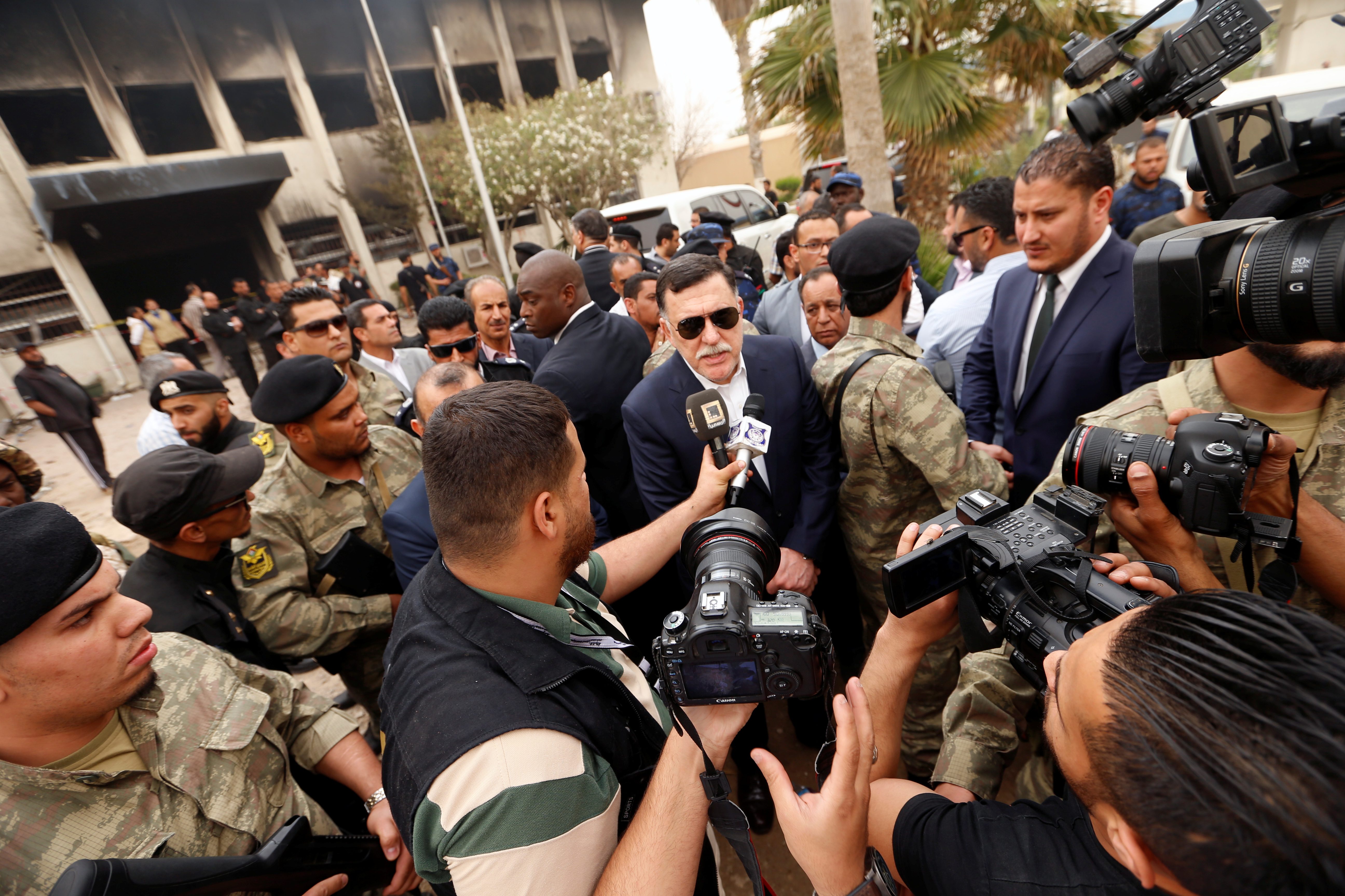 السراج وصل إلى القاهرة سراً وغادرها بعد يومين.. التقى قيادات من نظام القذافي