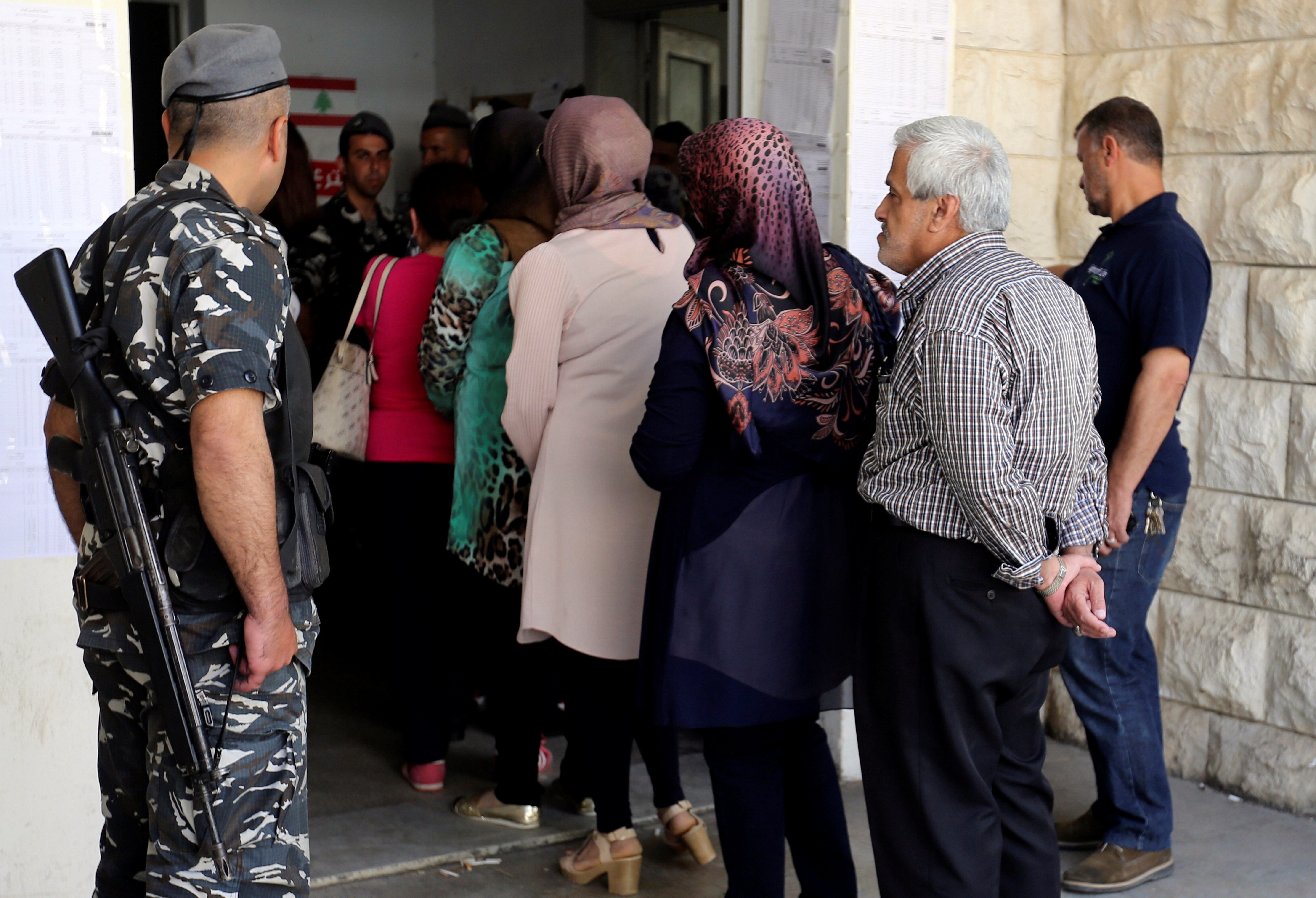 متهمون بقطع الكهرباء والفساد وترك النفايات بالشوارع.. لماذا يصوت اللبنانيون لنفس السياسيين في كل انتخابات؟