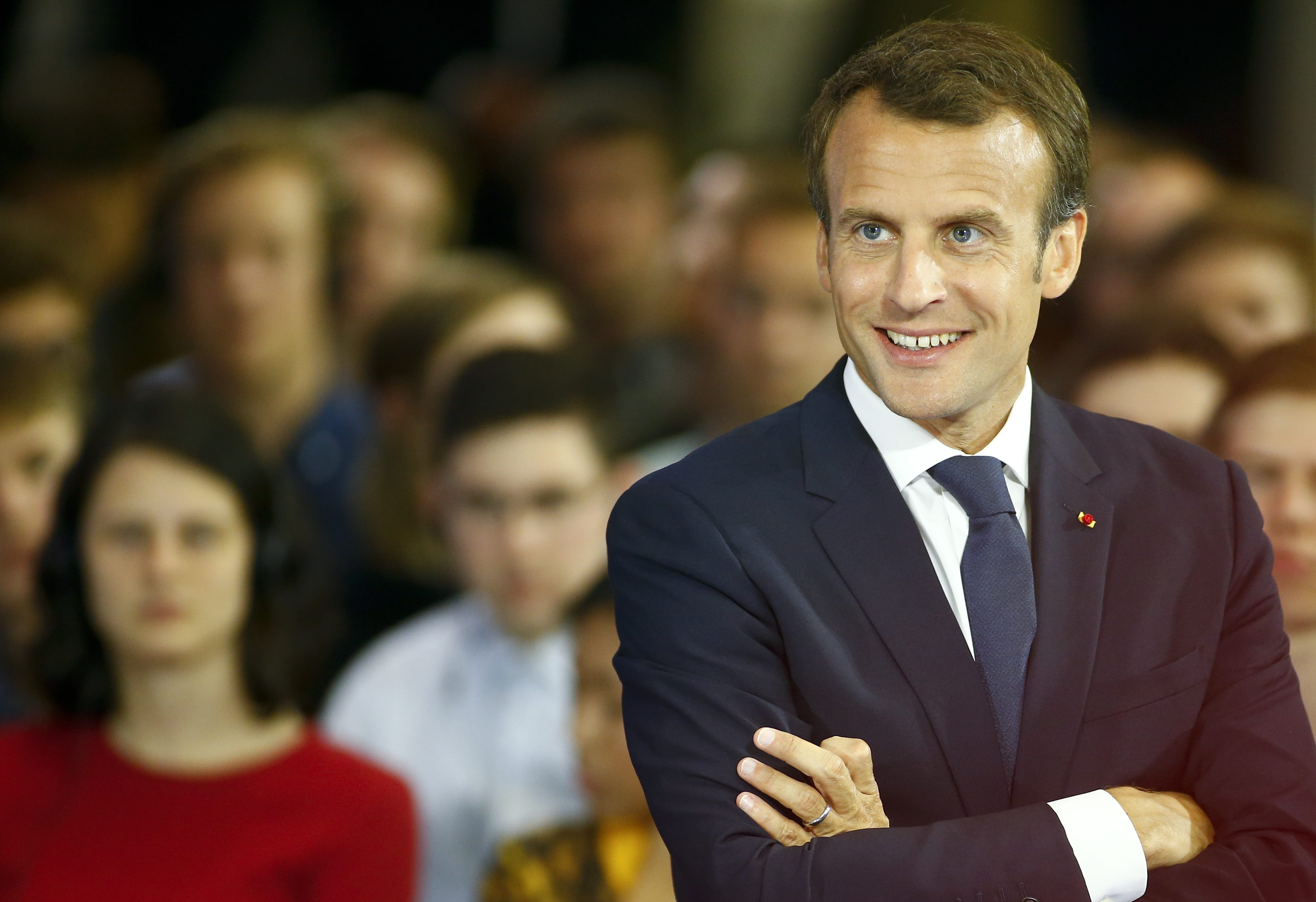 الرئيس الفرنسي يشارك في فيلم يُعرض بمهرجان “كان”.. حديثٌ ارتجالي مع أصدقائه على مقهى