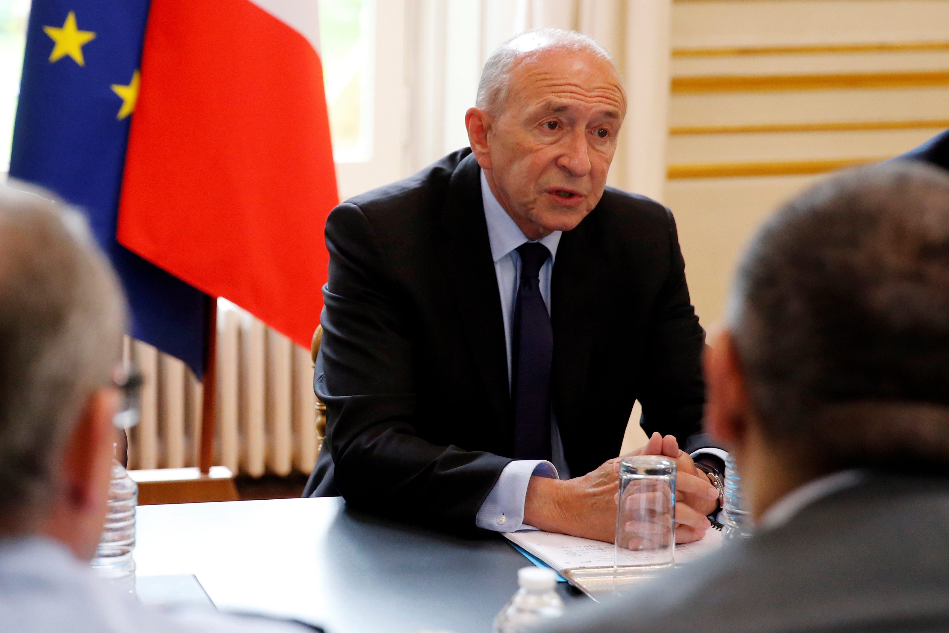 طالبة مسلمة محجبة تظهر على تلفزيون فرنسي تزعج وزير الداخلية.. “ليس هذا النموذج الذي نسعى إليه”