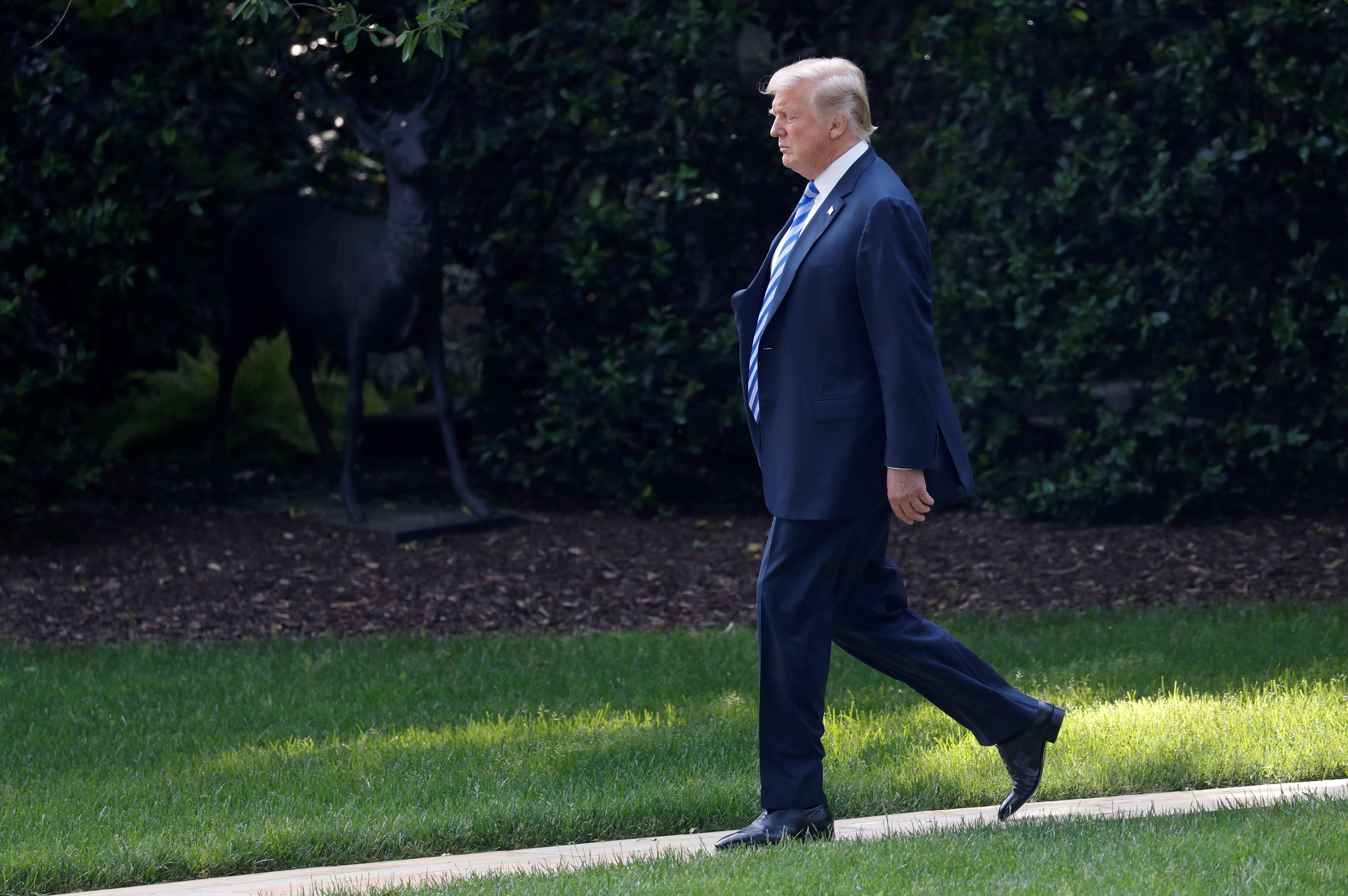 ترمب يبحث عن “الخونة” داخل البيت الأبيض.. يعملون ضمن فريقه ويحرجونه دائماً