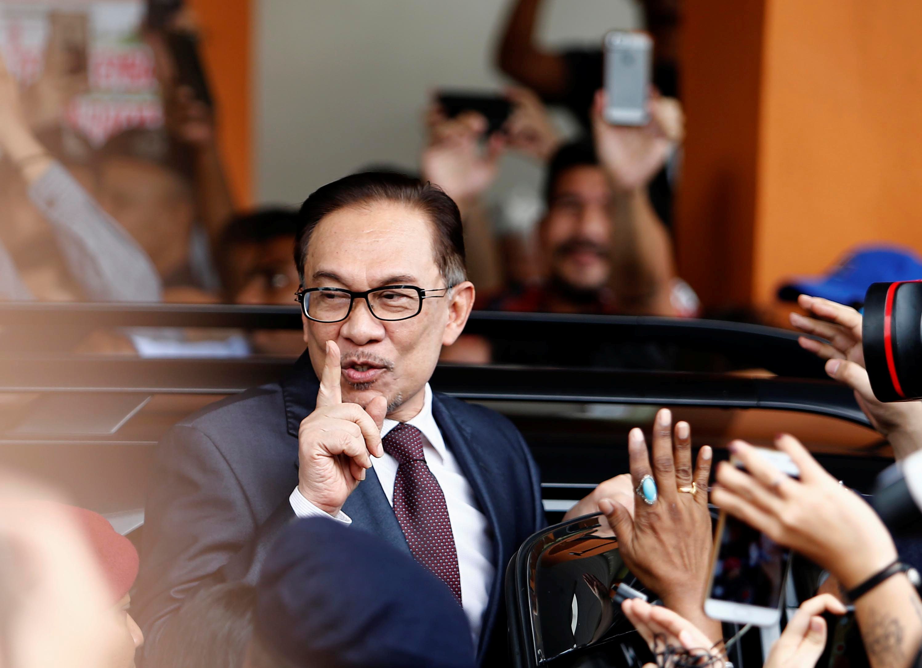 الآن وقد خرج أنور ابراهيم من السجن وسامحَ خصمَه القديم مهاتير.. فمن هو هذا الرجل الذي أمام مؤيديه “داعية” وأمام الغرب “شكسبير”؟