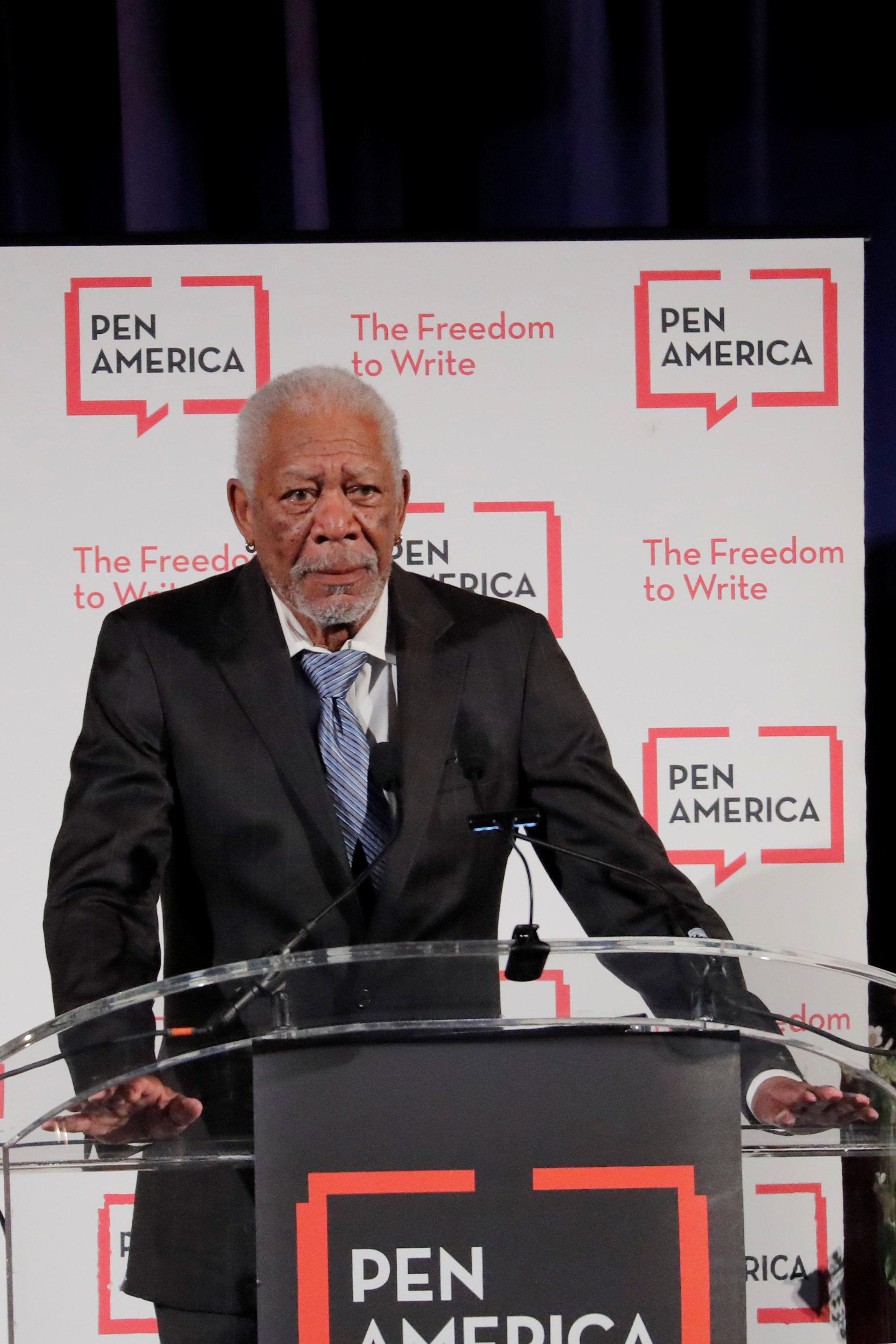 اتهامات غير أخلاقية تلاحق مورغان فريمان: تحرش بـ8 سيدات في مواقع التصوير