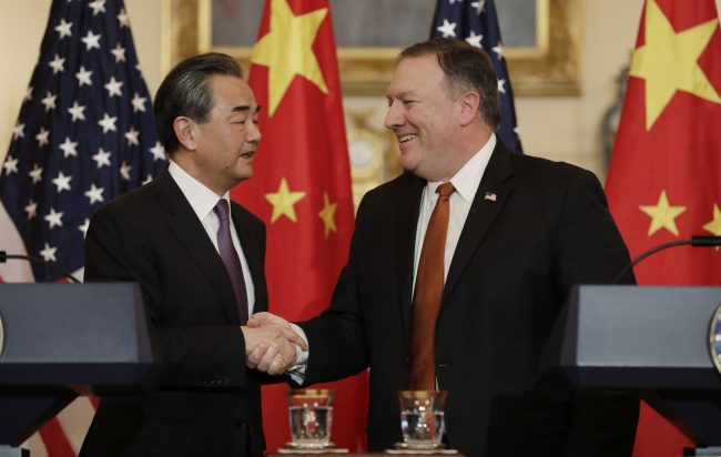 نُذُر توتر بين العملاقين بسبب “صوت غامض”.. بكين تدعو واشنطن إلى التهدئة في حادثة “هجوم صوتي” على مواطن أميركي بالصين