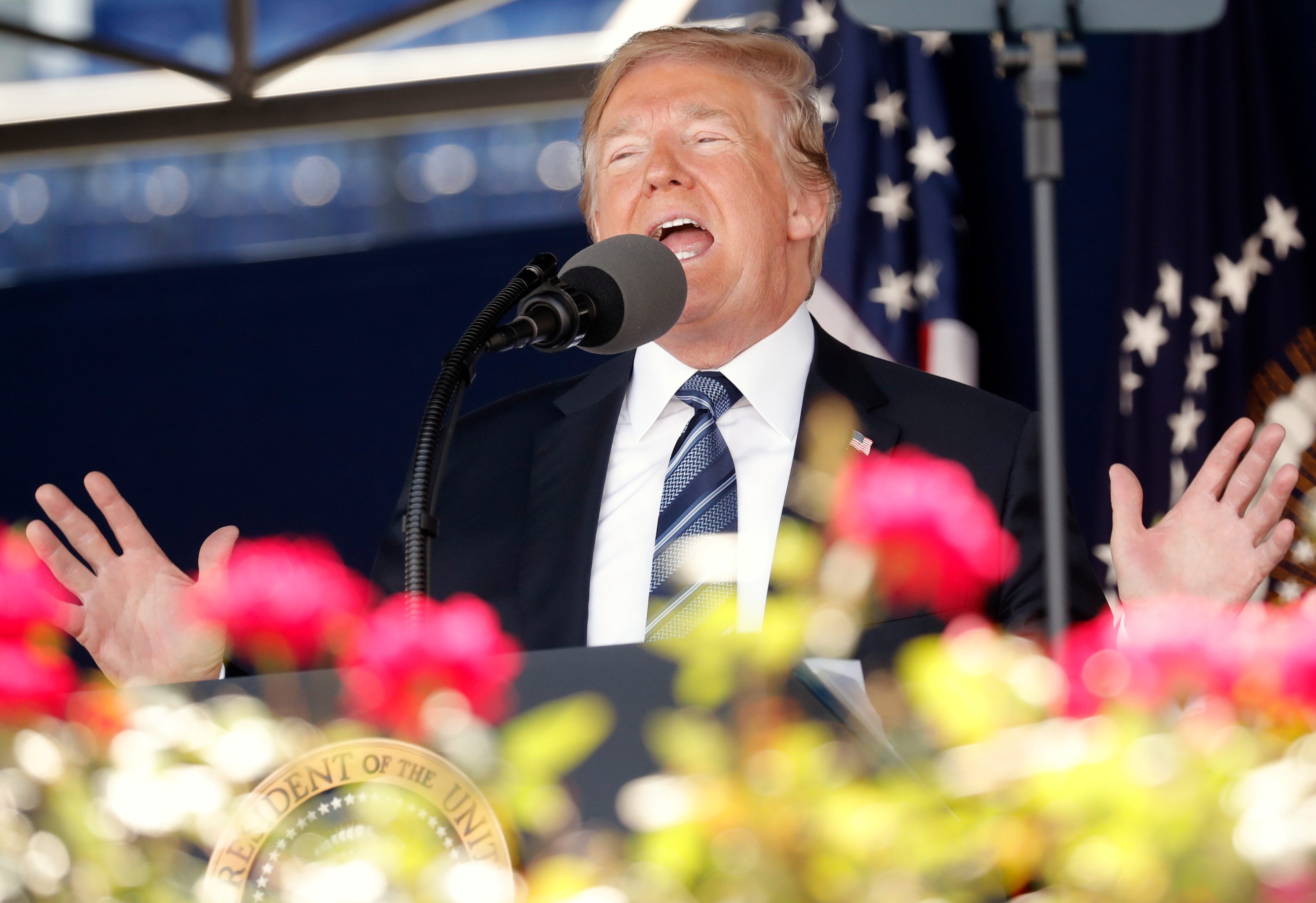 يفتح حرباً تجارية مع الجميع ظناً منه أن يحمي أميركا.. لكن كيف يمكن أن تضر إجراءات ترمب الاقتصادية ببلده أيضاً؟