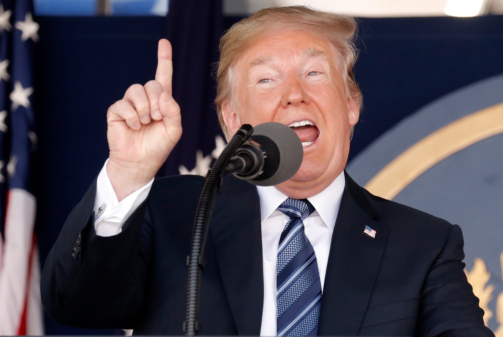 ألغى القمة مع كيم، ثم ألمح لعقدها، والآن يحضِّر لها! ترمب يرسل فريقاً لسنغافورة من أجل التجهيز للقمة التاريخية