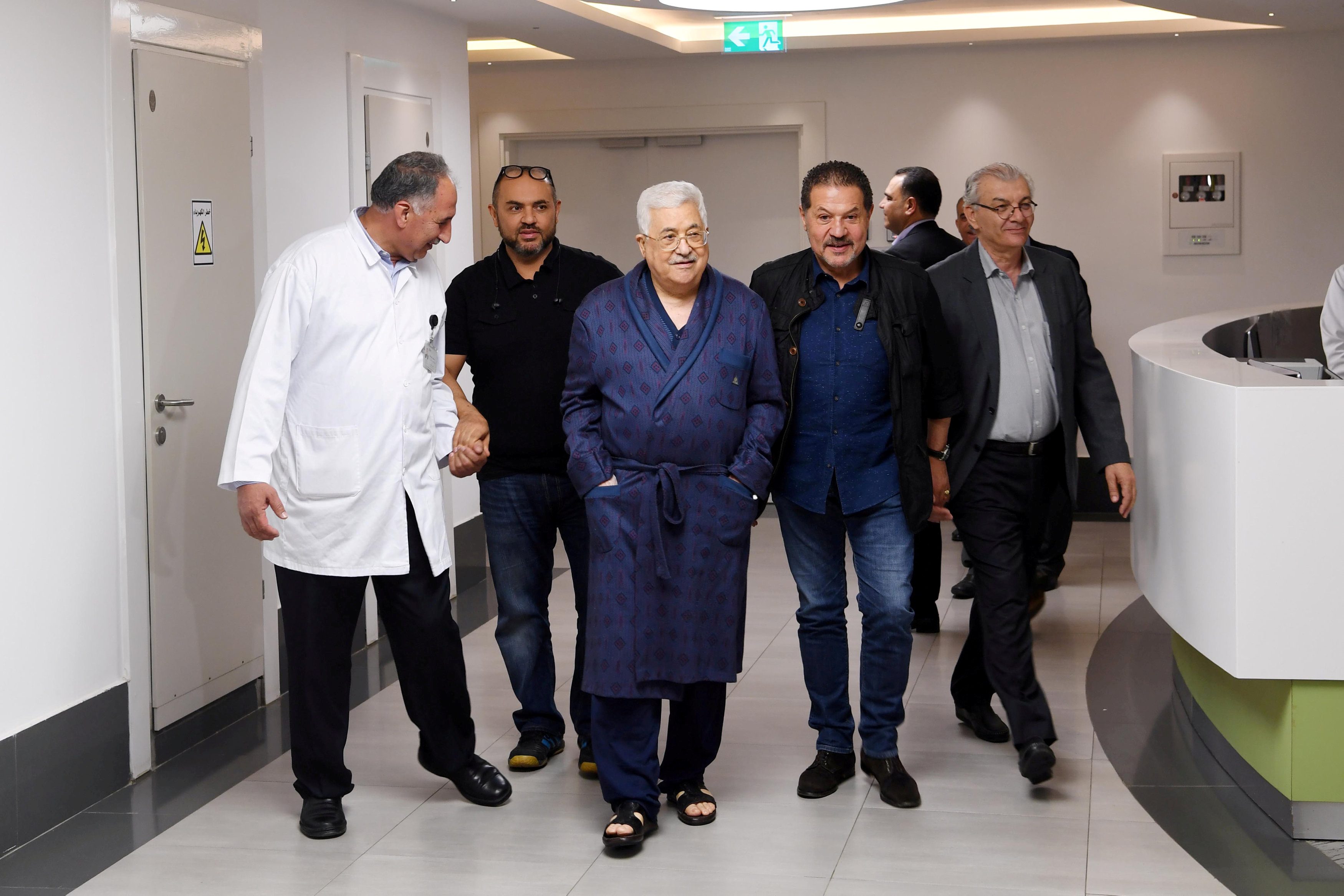 الرئيس الفلسطيني خلال تواجده في مستشفى برام الله/ رويترز