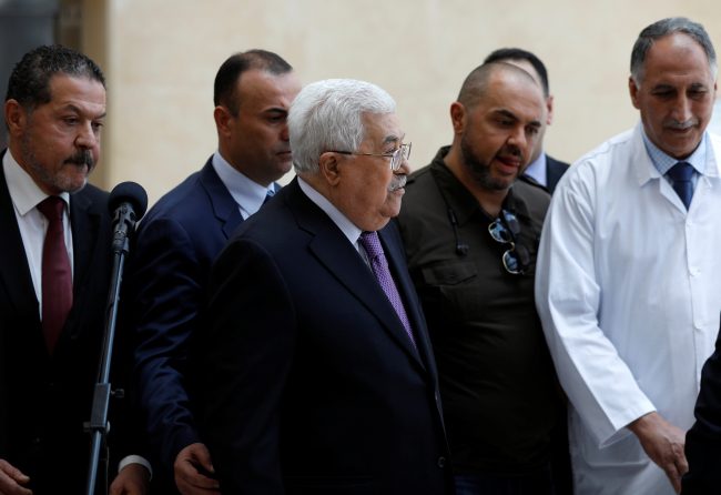 “عائد للعمل الثلاثاء”..  أخيراً أبو مازن يغادر المستشفى على قدميه بعد تأجيل خروجه عدة مرات  