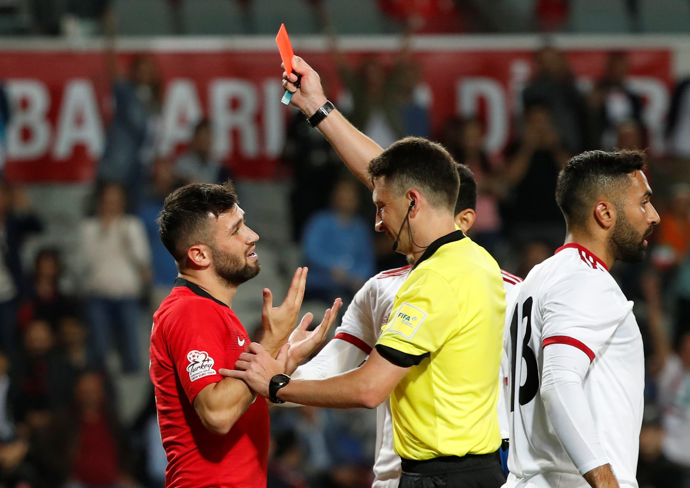 “حكم الفيديو” سيشهر البطاقات الحمراء للاعبين بأثر رجعي في كأس العالم 2018