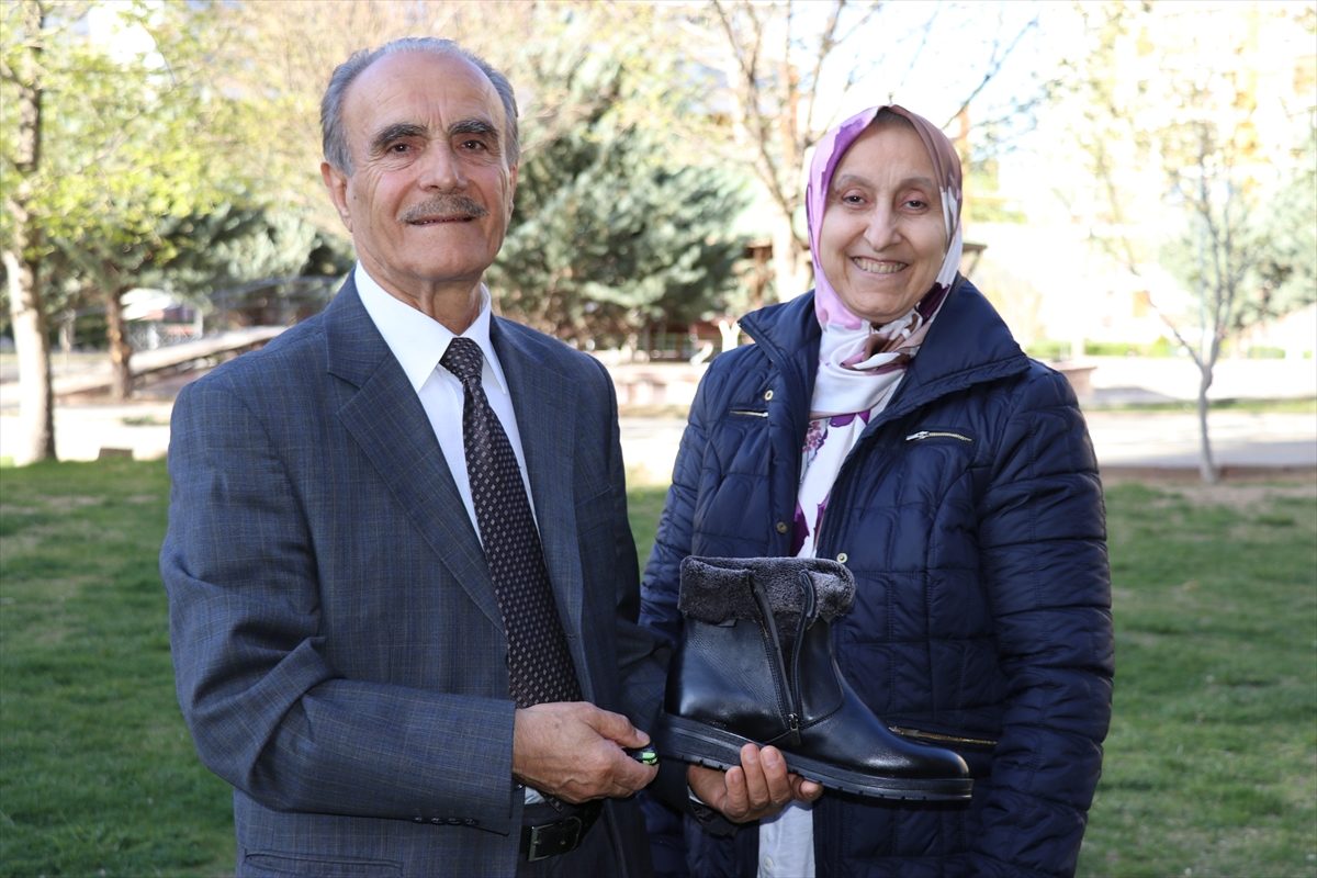 مسن يطور حذاء ذكياً لتدفئة القدمين.. ساعدته زوجته المصابة بالسرطان (صور)