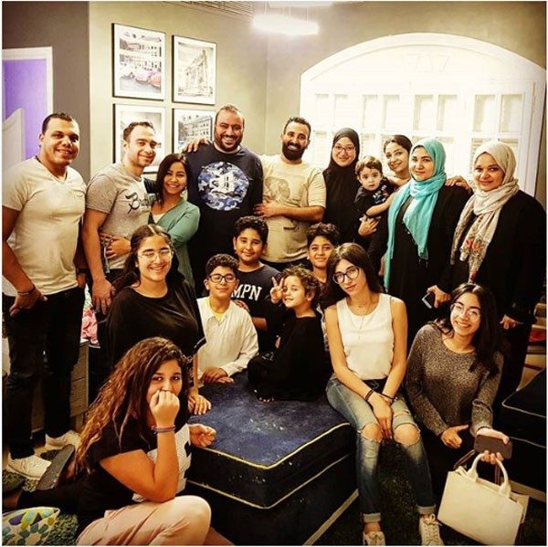 شيرين وزوجها ضيفان على السحور في منزل أحمد سعد، وغياب سمية الخشاب يثير التساؤلات!