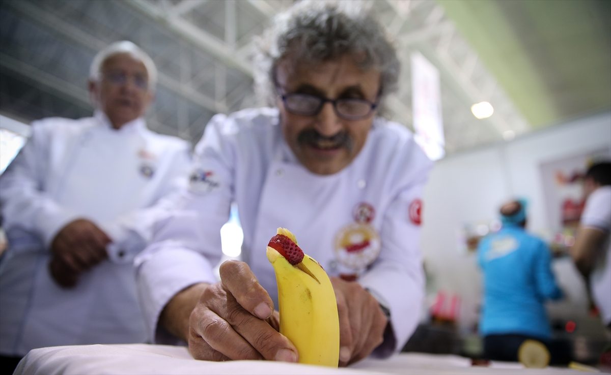 ساحر المائدة.. تماثيل وديكورات من الفاكهة والخضراوات (صور)