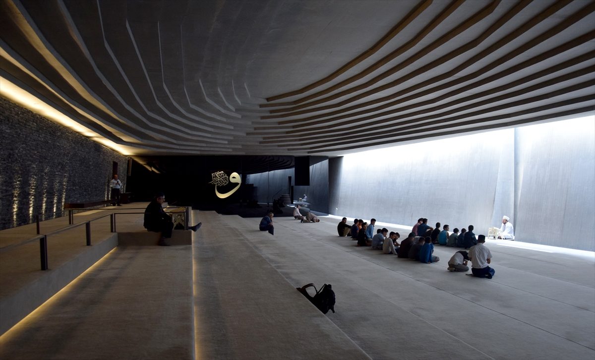 المسجد الكهف حيث الهدوء والغرابة.. مهندس يبني جامعاً فريداً استوحاه من آية في القرآن (صور)