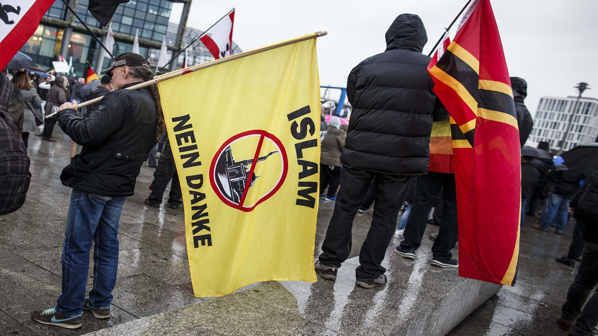 اليمين واليسار وجهاً لوجه في برلين.. وحفيدة أحد وزراء “هتلر” تطالب بـ”الحرية في مواجهة الأسلمة”